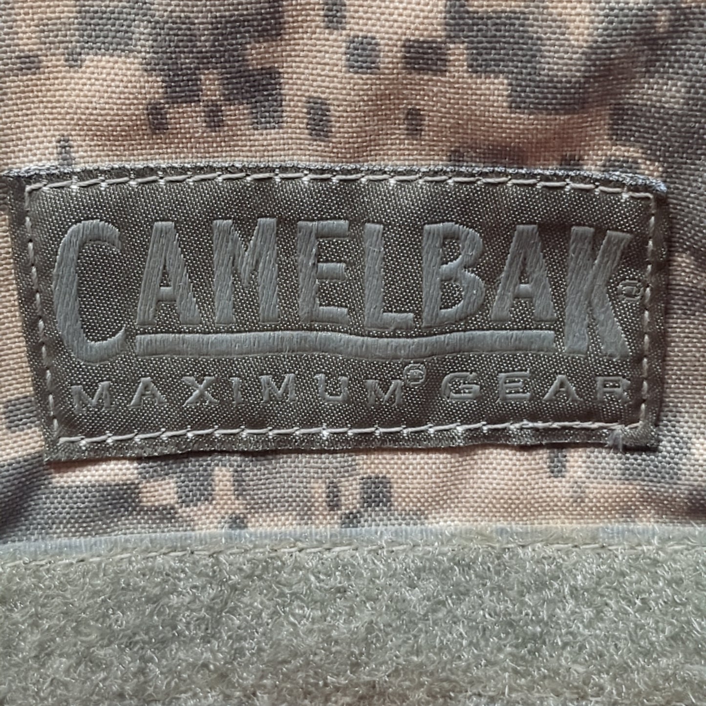 US Army ArmorBak CamelBak Hydration Carrier Only W/O Buckles ACU Pattern 100oz Good Condition (db01-JUN166)