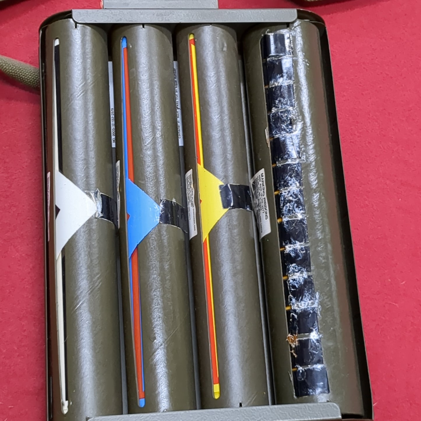 VINTAGE US Army Marking Flags in Tube Case Straps Unused New (BA01-JUL350)