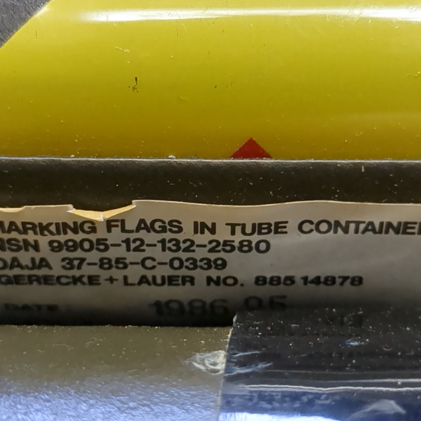 VINTAGE US Army Marking Flags in Tube Case Straps Unused New (BA01-JUL350)