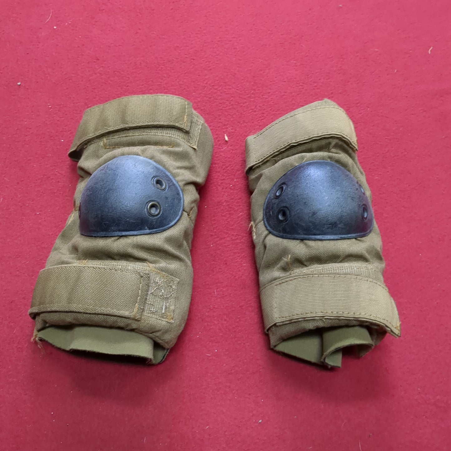 Bijan's Medium US Military Issue Coyote Elbow Pads (aa07-17)