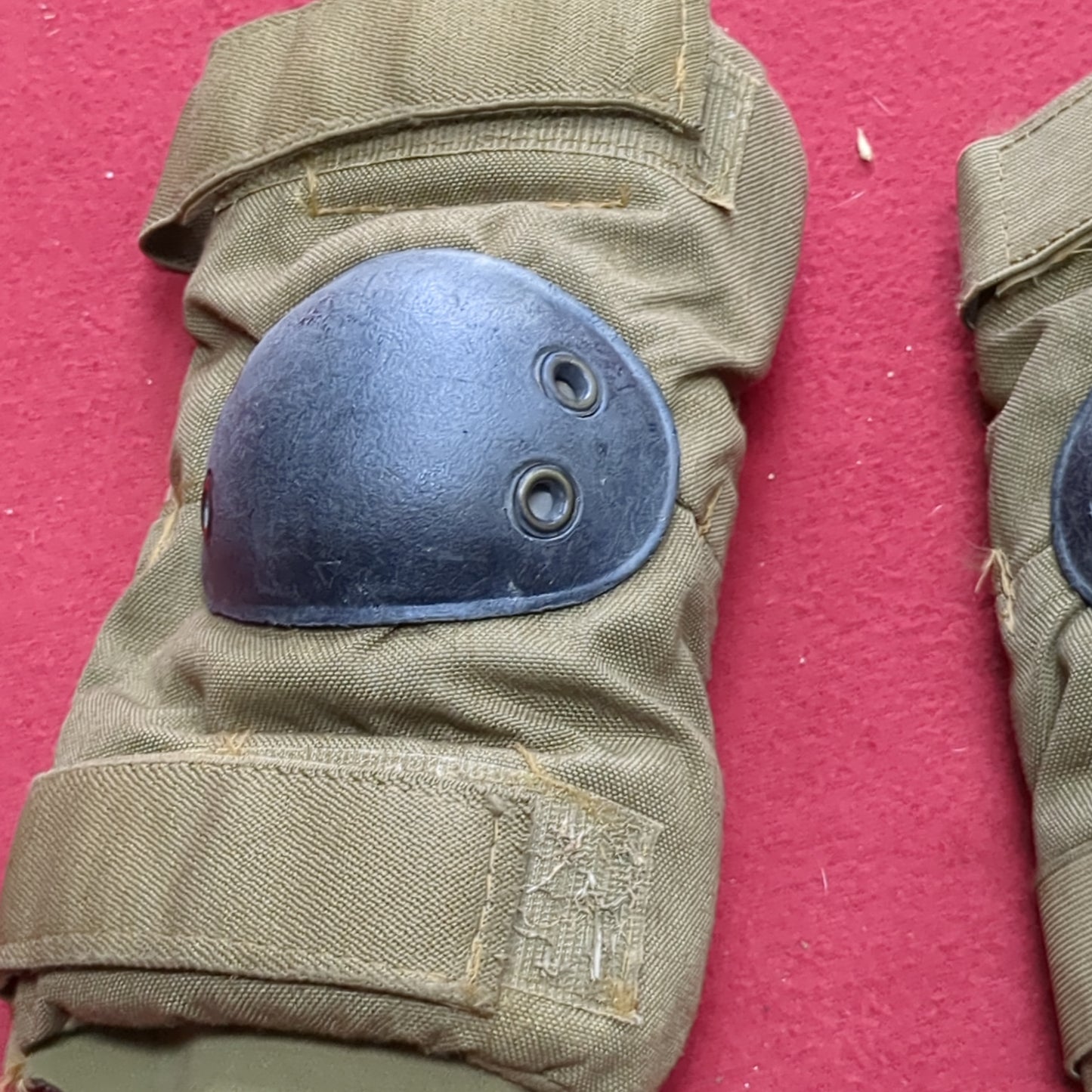 Bijan's Medium US Military Issue Coyote Elbow Pads (aa07-17)