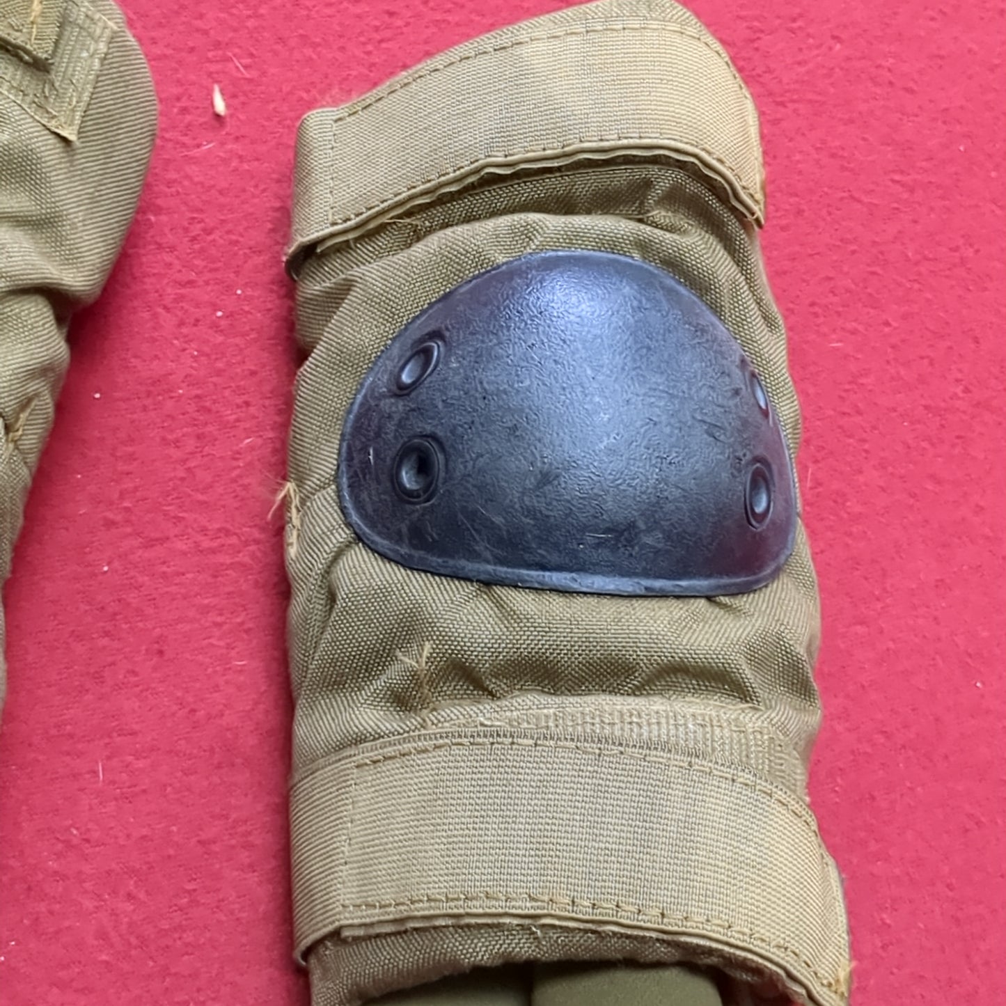 Bijan's Medium US Military Issue Coyote Elbow Pads (aa07-17)
