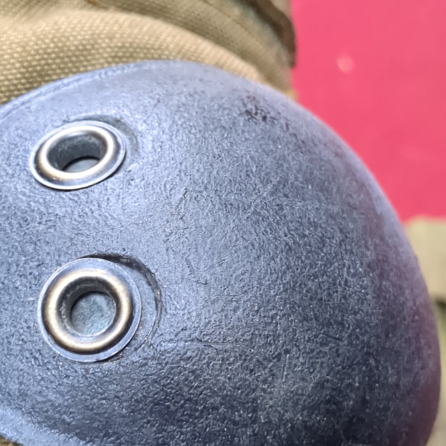 Bijan's Medium US Military Issue Coyote Elbow Pads (aa07-17)