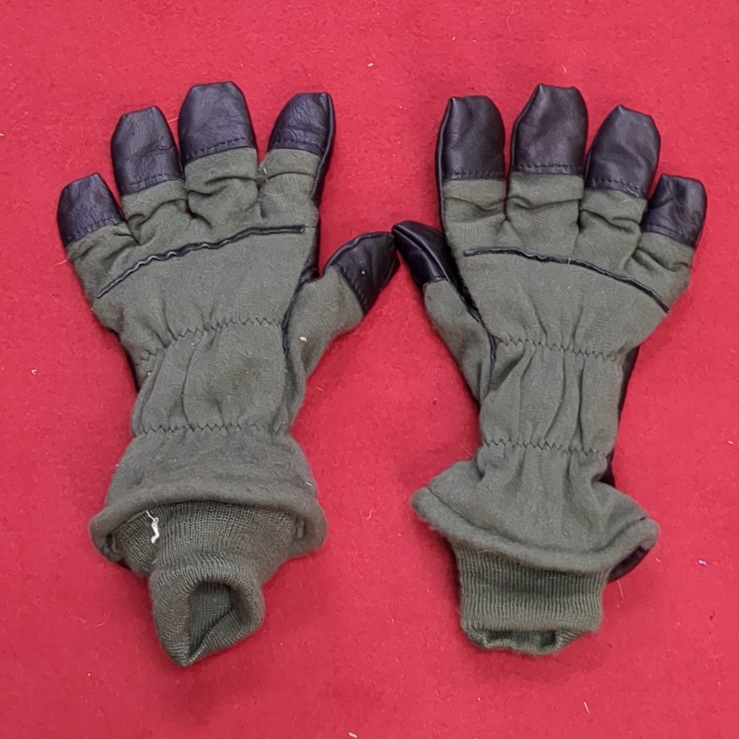 - Unused - Men's Size 5 HAU-15/P Flyer's Intermediate Cold Weather Gloves (cb03-AUG249)