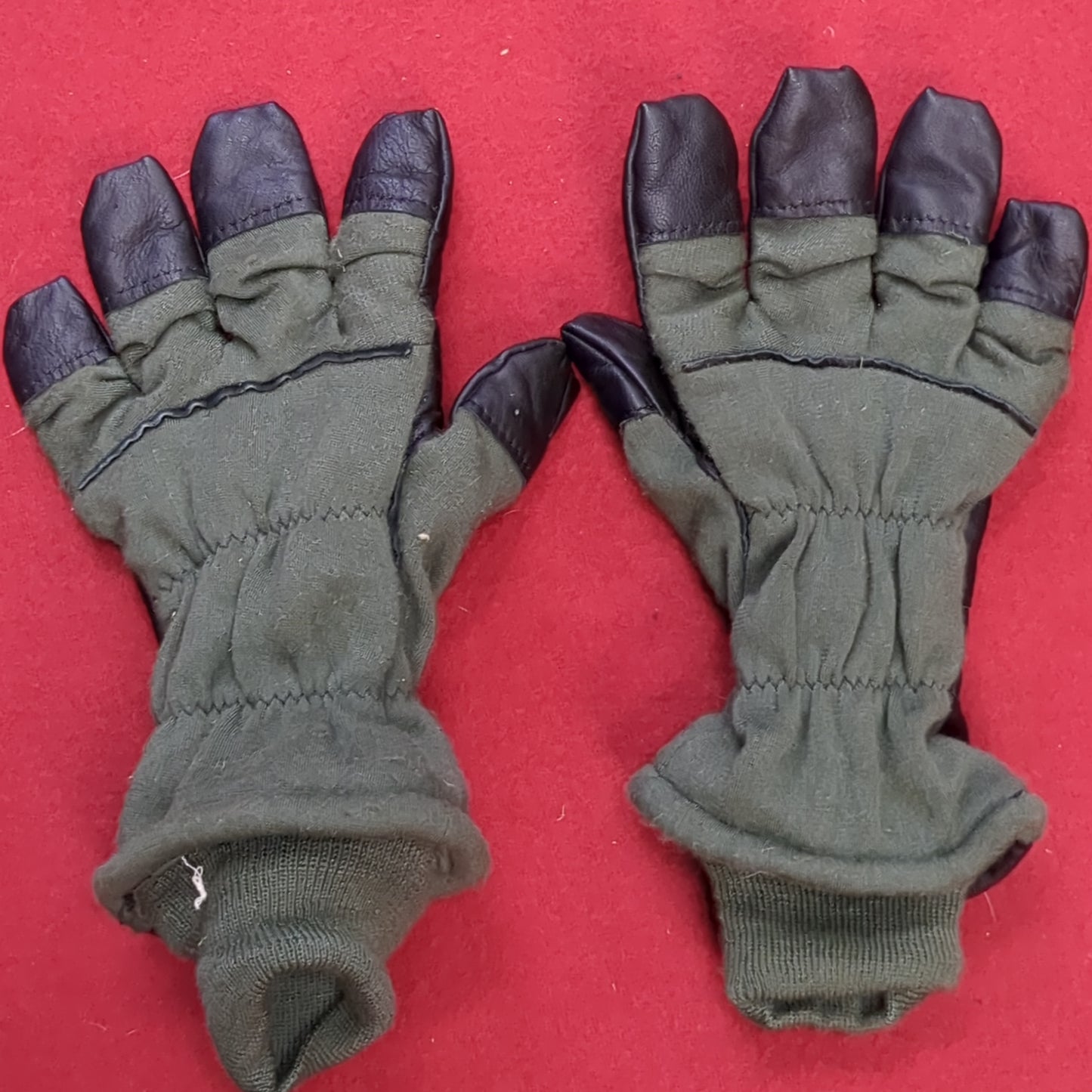 - Unused - Men's Size 5 HAU-15/P Flyer's Intermediate Cold Weather Gloves (cb03-AUG249)