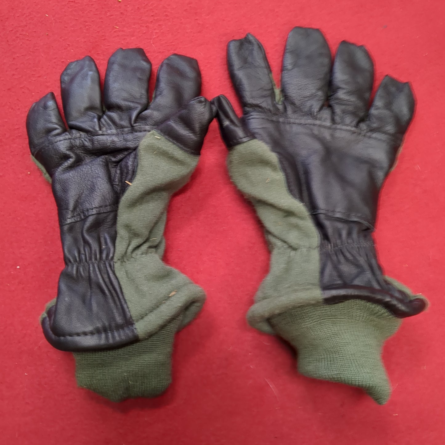 - Unused - Men's Size 5 HAU-15/P Flyer's Intermediate Cold Weather Gloves (cb03-AUG249)