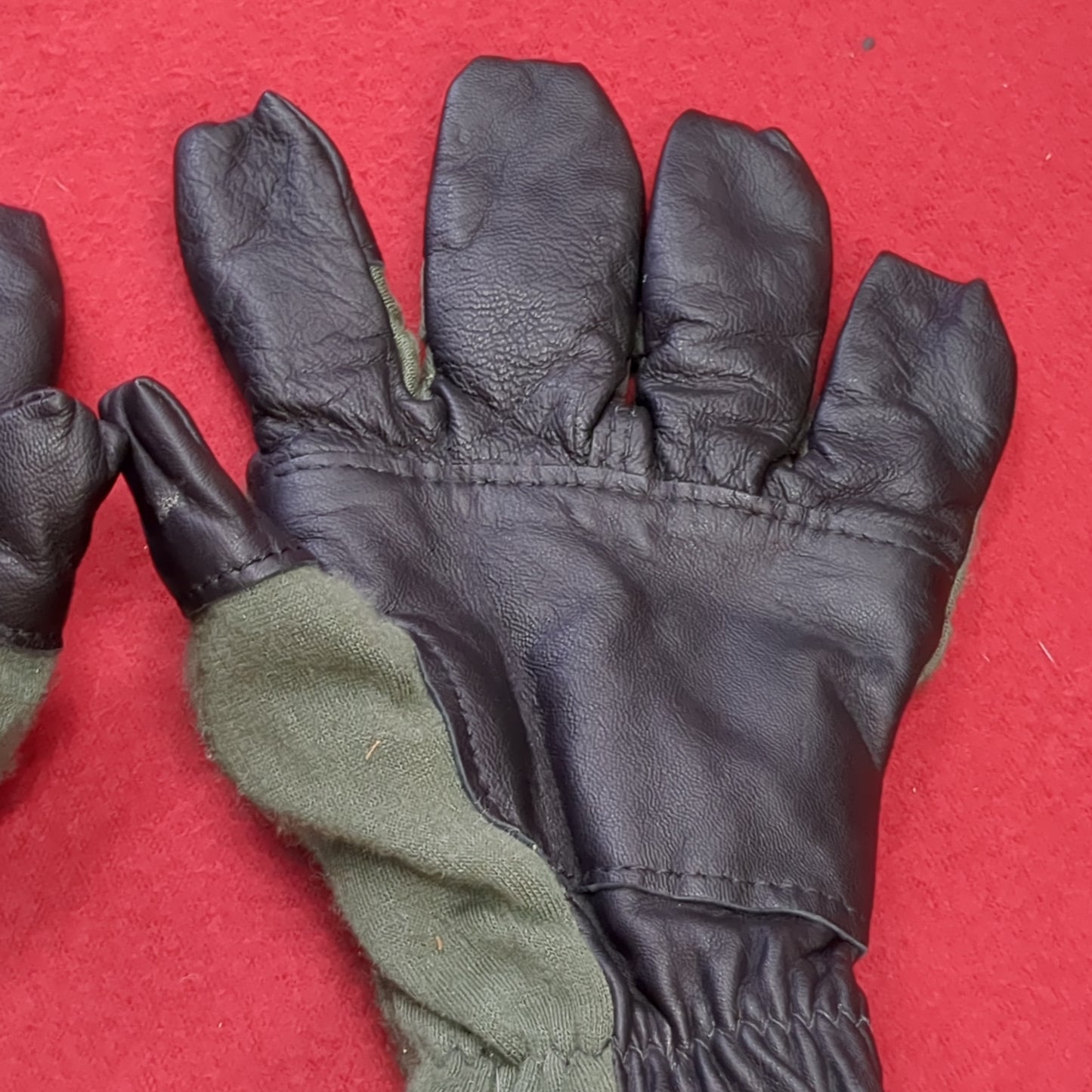 - Unused - Men's Size 5 HAU-15/P Flyer's Intermediate Cold Weather Gloves (cb03-AUG249)