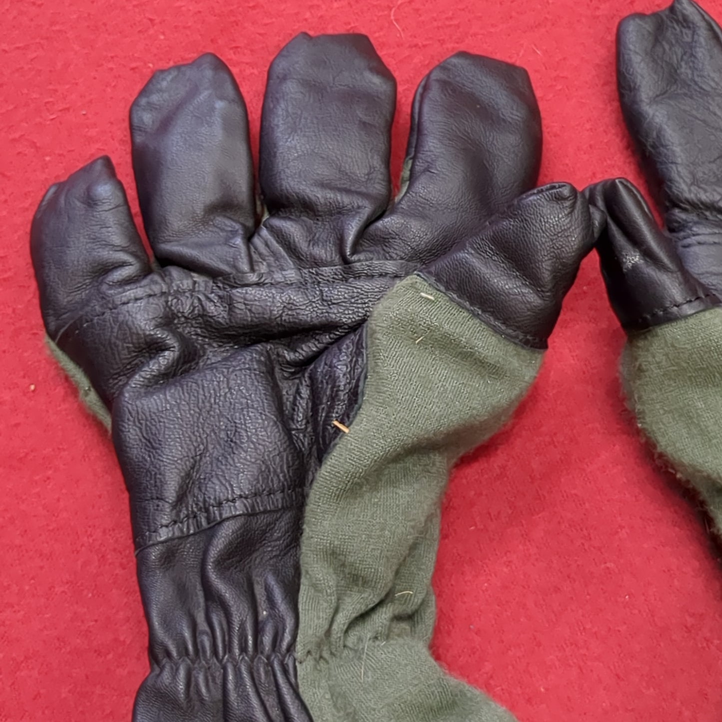 - Unused - Men's Size 5 HAU-15/P Flyer's Intermediate Cold Weather Gloves (cb03-AUG249)