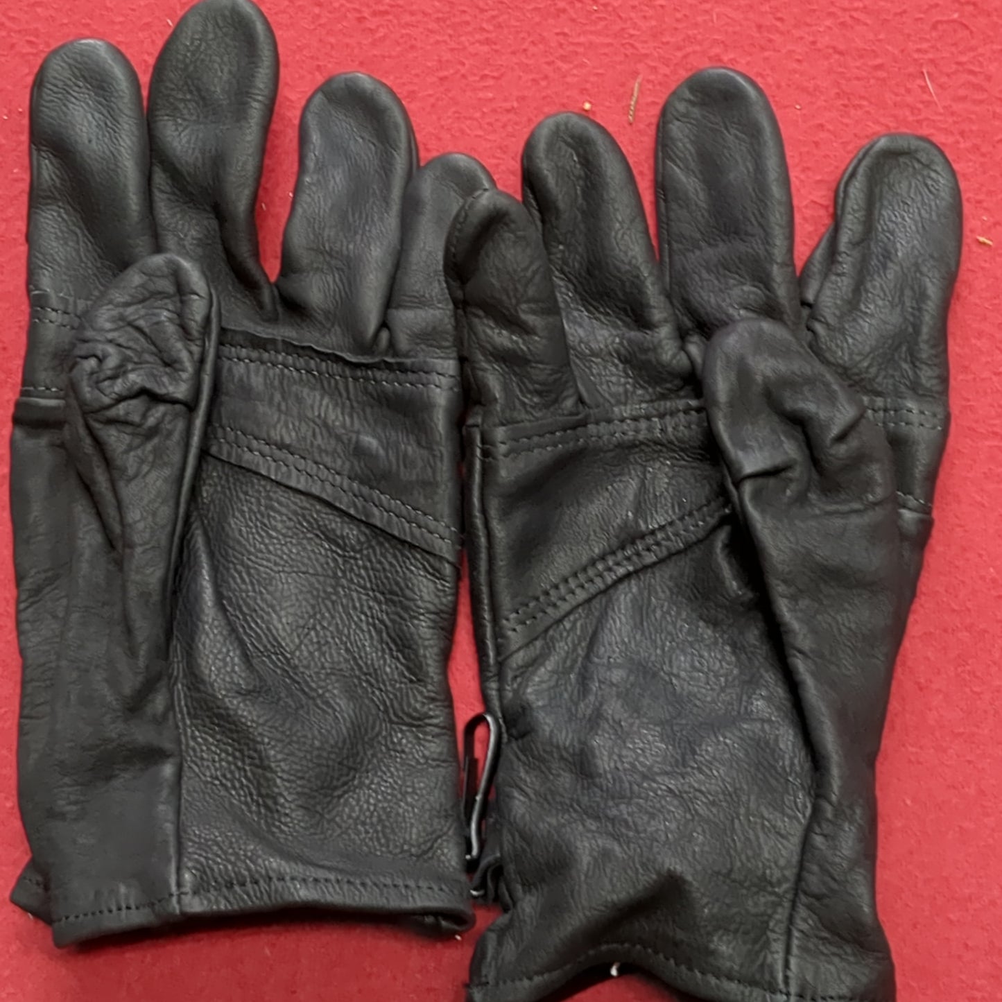 Pair of Black Leather Cold/Wet Weather Gloves Size 5 (cb03-AUG252)
