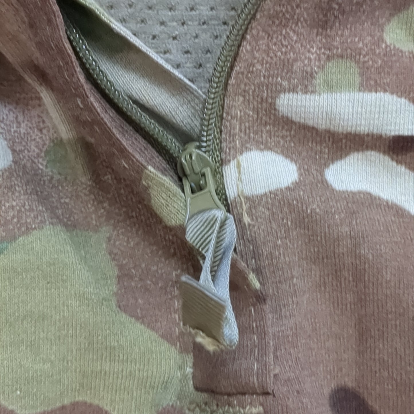 NWOT US Army Deployment MEDIUM 1/4 Quarter Zip OCP Multicam Frac Combat Top (cso- fa10-GUA13)