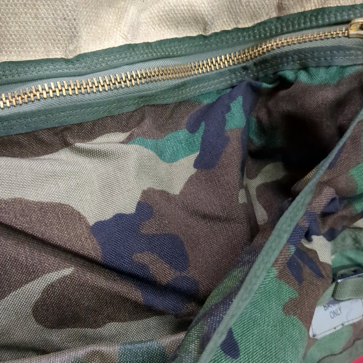 Good Condition US Army BDU Spare Barrel Bag Woodland (BA01-SEP02)
