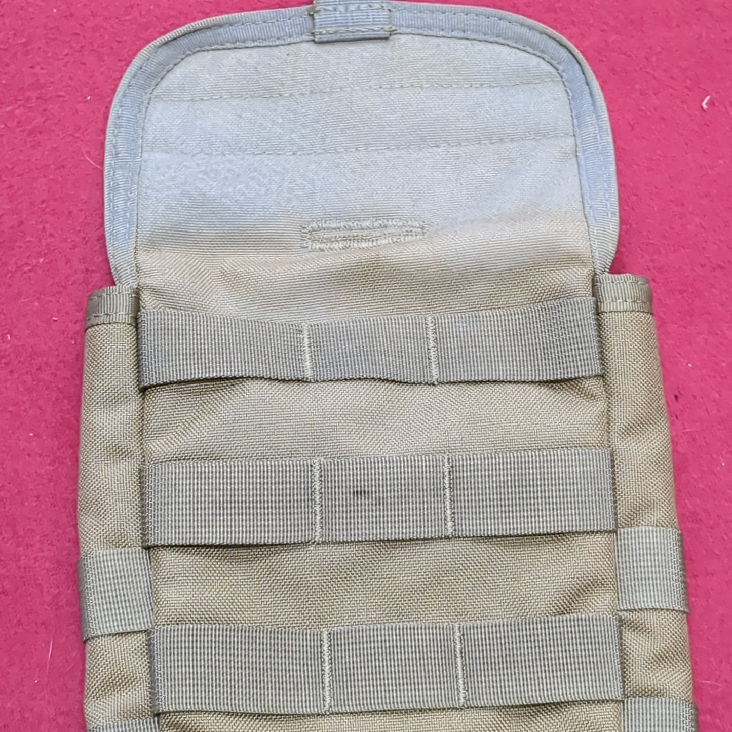 Blackhawk Side/Back Hydration Pouch W/O Speed Clips Coyote Tan Used (09o- db3-NOV100)
