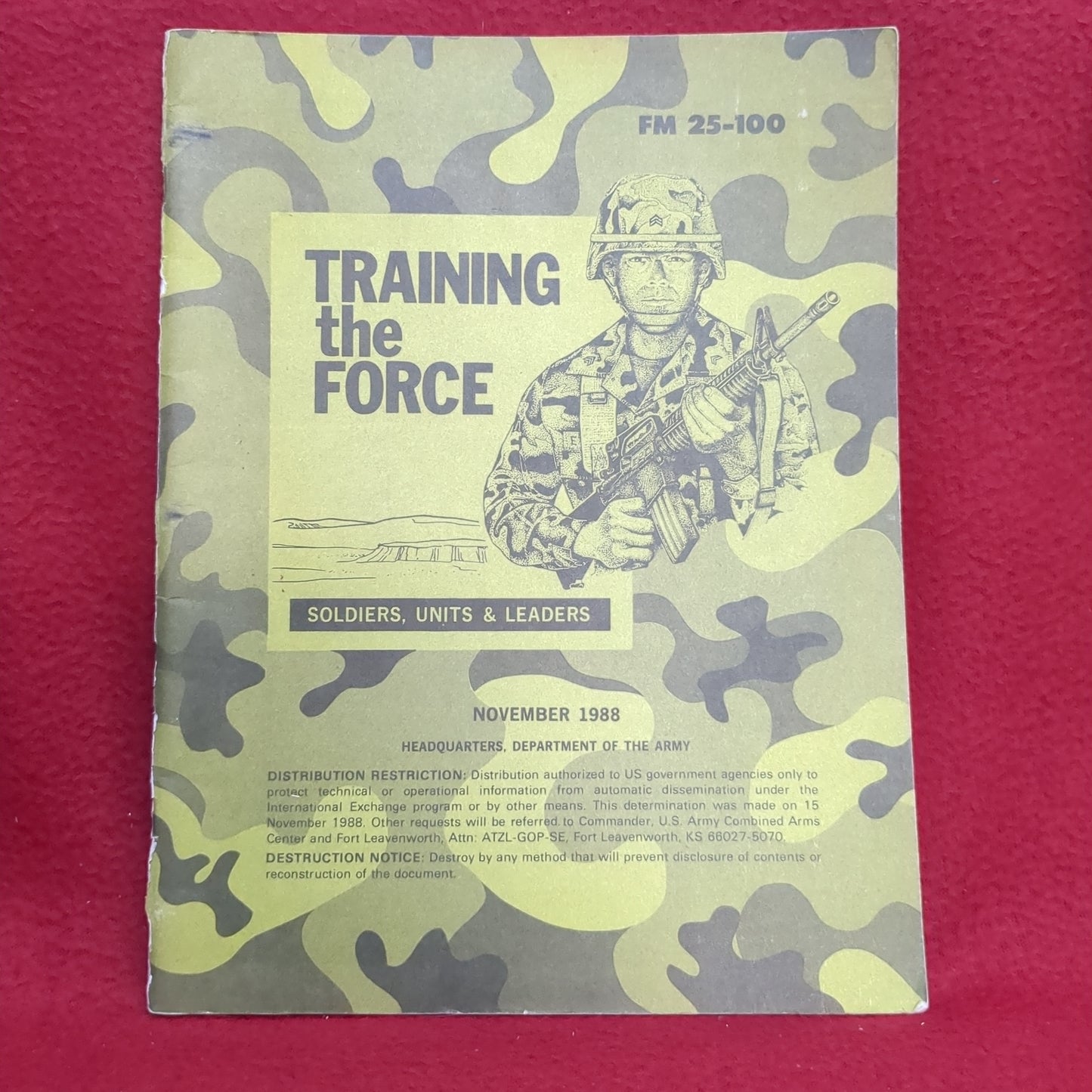 BOOK TRAINING THE FORCE SOLDIERS, UNITS & LEADERS NOVEMBER 1988 (BOX24)