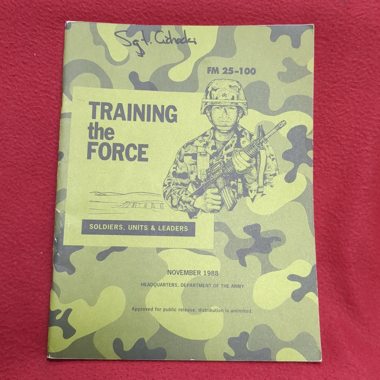 BOOK - FIELD MANUAL: TRAINING THE FORCE: SOLDIERS, UNITS AND LEADERS: NOVEMBER 1988 (BOX 28)