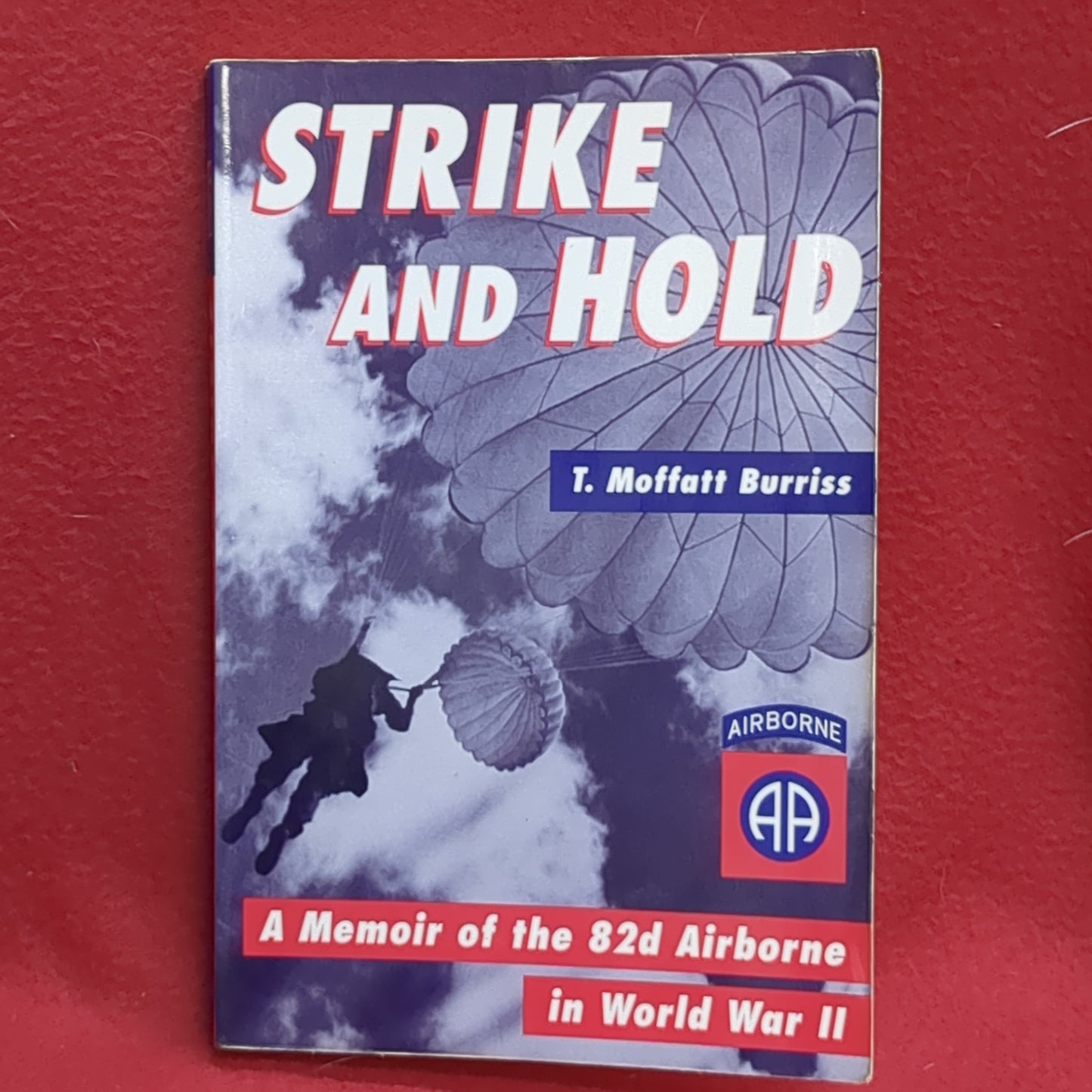 BOOK STRIKE AND HOLD (82d AIRBORNE IN WW2) (BOX48)