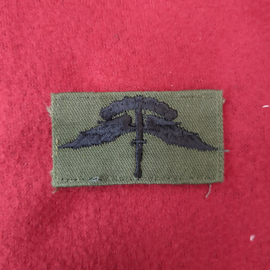 US Army HALO FREEFALL PARACHUTIST Badge SEW ON Subdued OD Black (BU05-Halo1)