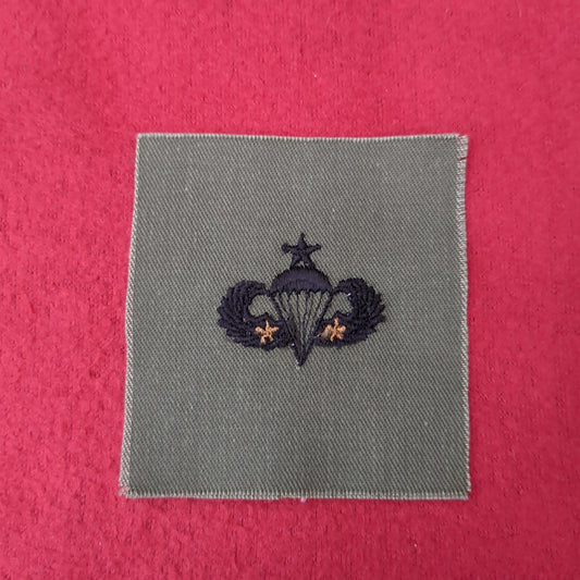 US Army SENIOR JUMP WINGS 2 COMBAT STAR Badge Subdued OD Black Sew On (bu05-cjw5)