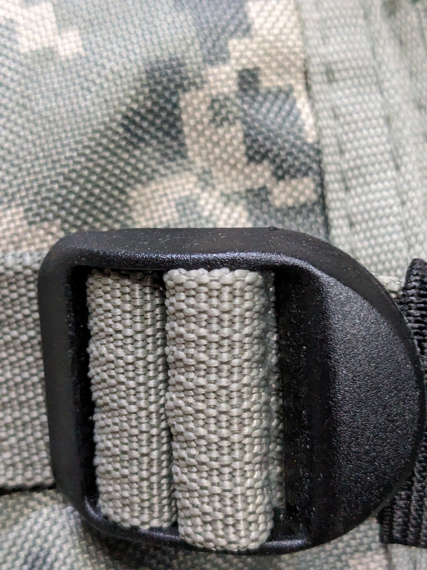 UTG taigear tg107C UCP / black Camo molle web tactical vest w/ pouches used (eb06-enu80)