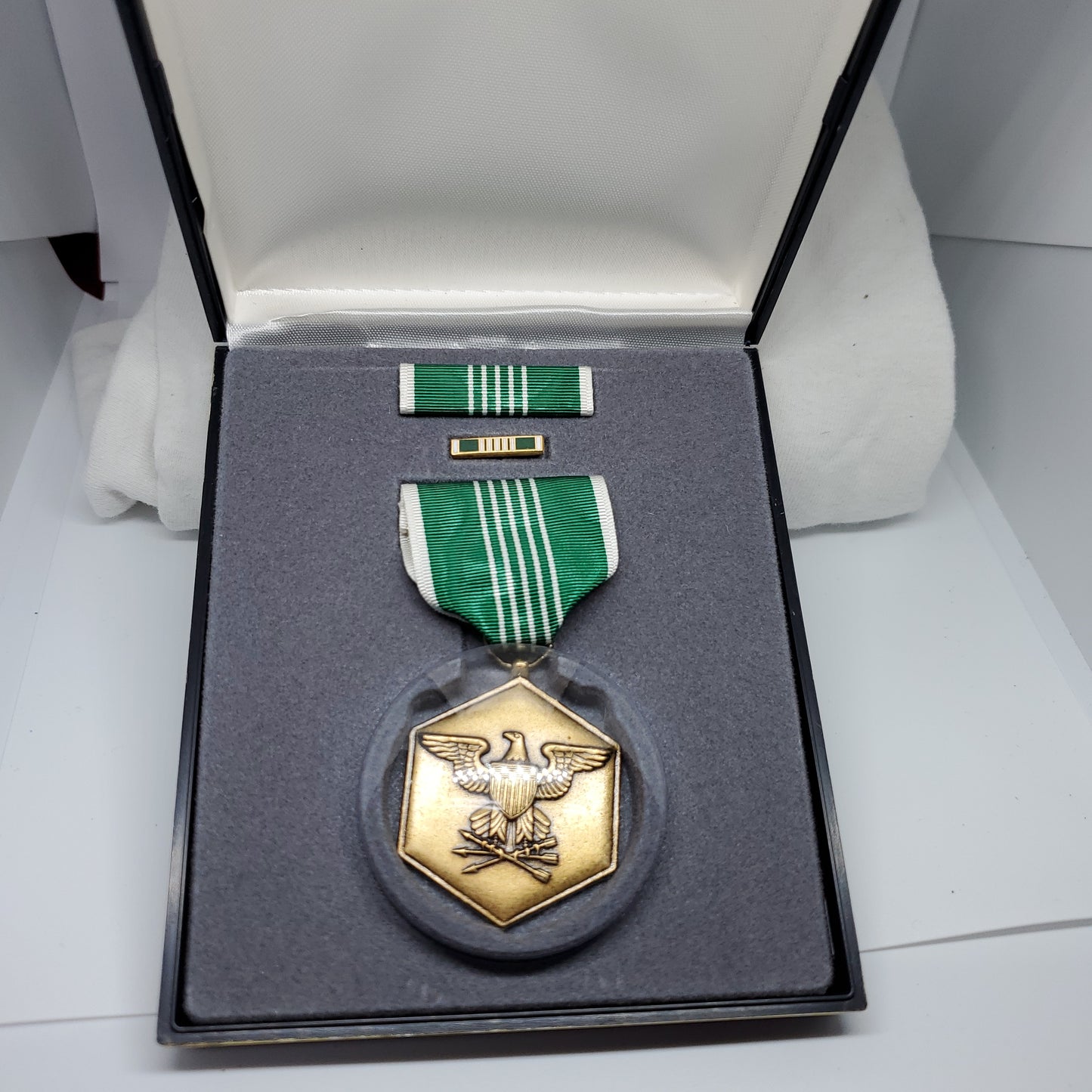 VINTAGE US Army Armed Forces "FOR MILITARY MERIT" Medal Ribbon Lapel Pin Box Set (wkrp3)
