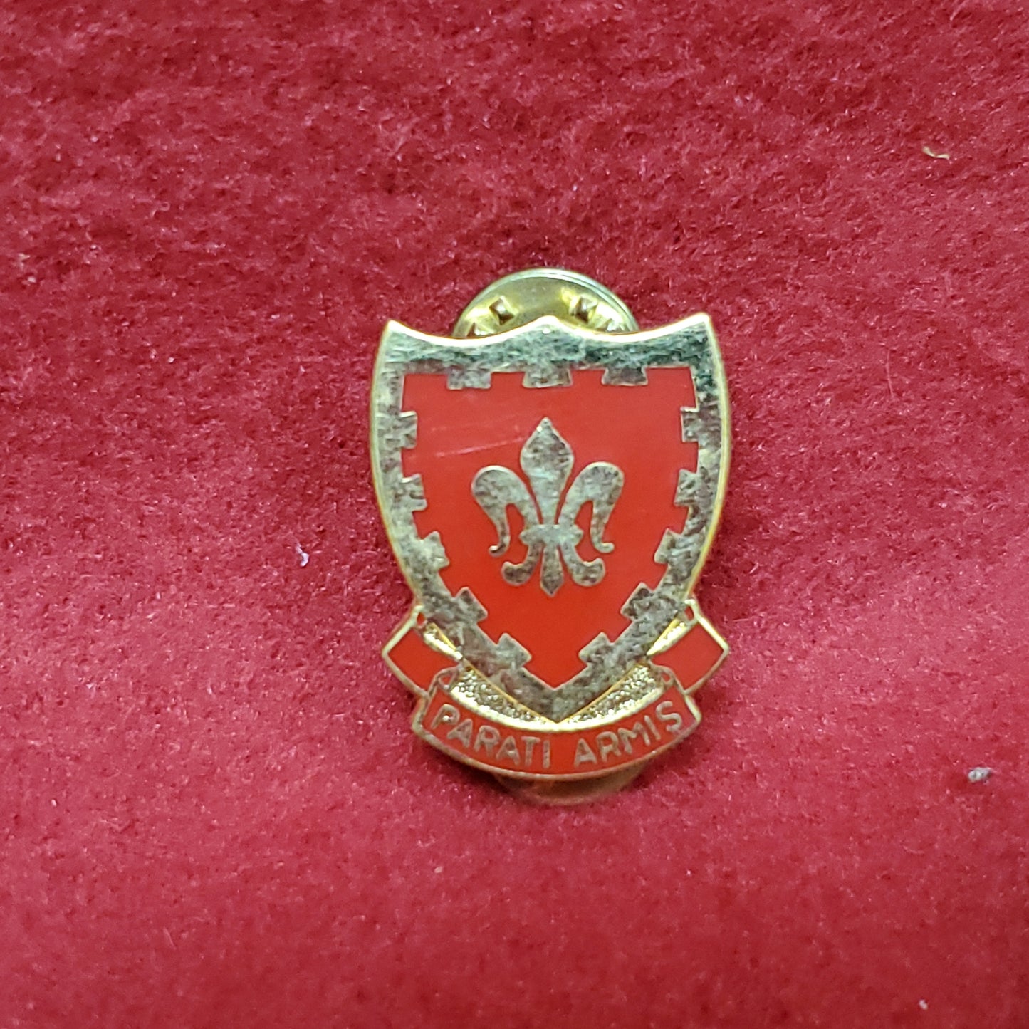VINTAGE US 117th Field Artillery "PARATI ARMIS" Pin Crest DUI Unit (01o42)
