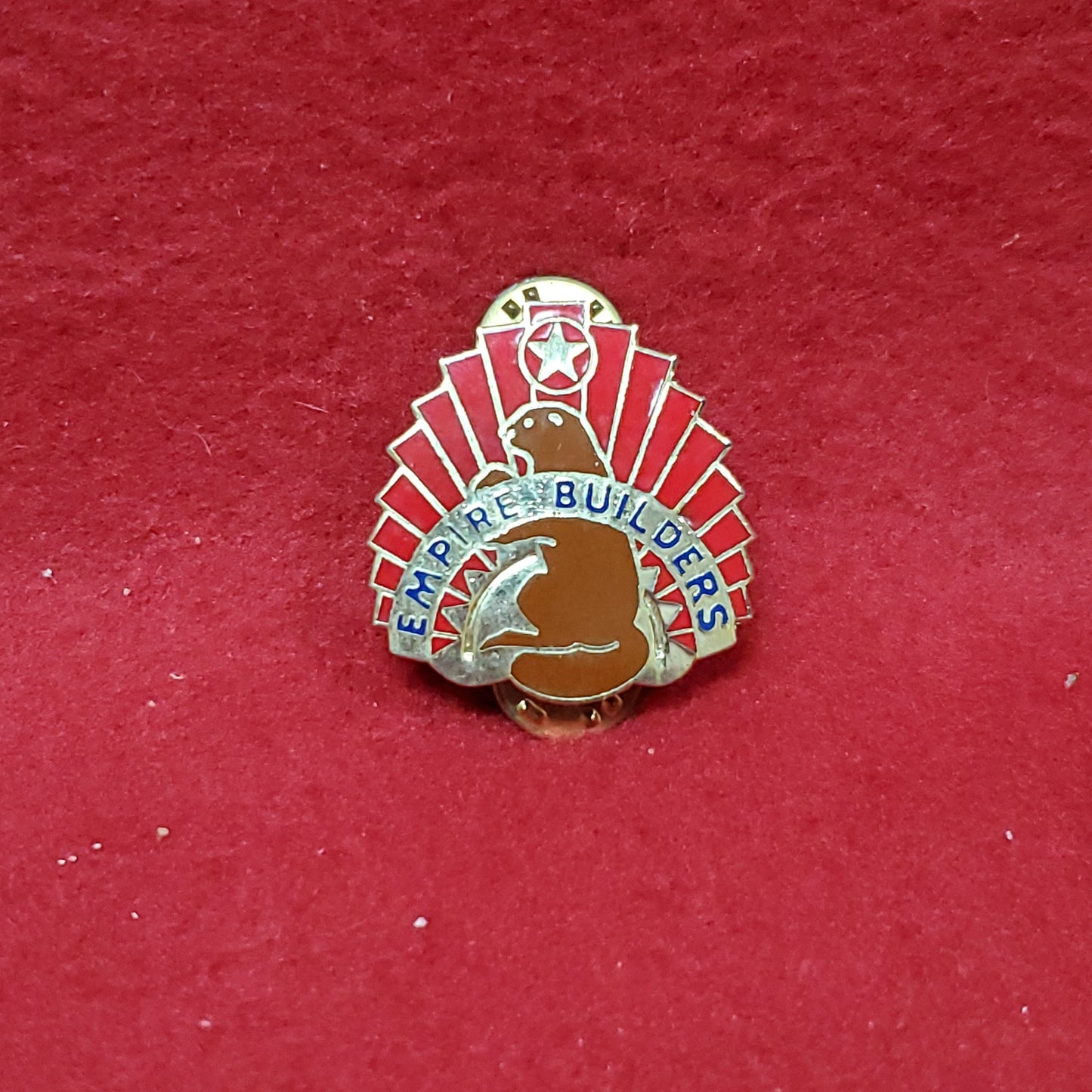 VINTAGE US Oregon National Guard "EMPIRE BUILDERS" Pin Crest DUI Unit (01o43)