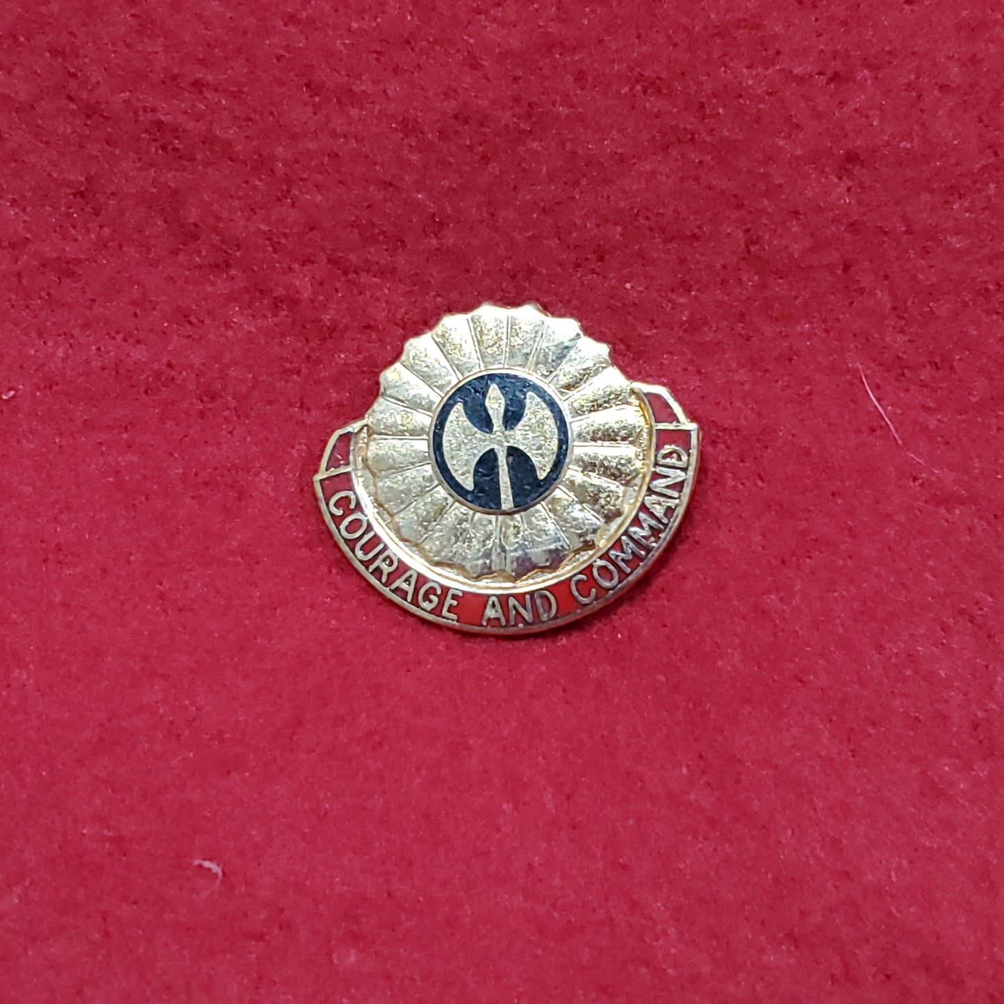 VINTAGE US 212th Field Artillery Brigade Distinctive "COURAGE AND COMPANY" Pin Crest DUI Unit (01o47)