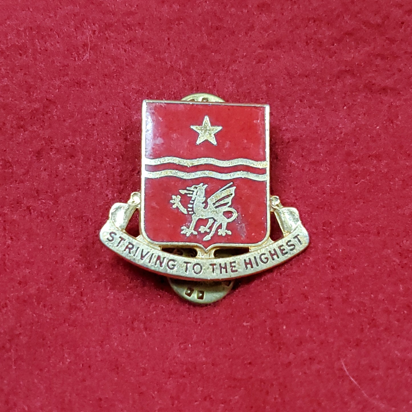 VINTAGE US 30th Field Artillery Regiment "STRIVING TO THE HIGHEST" Pin Crest DUI Unit (01o53)