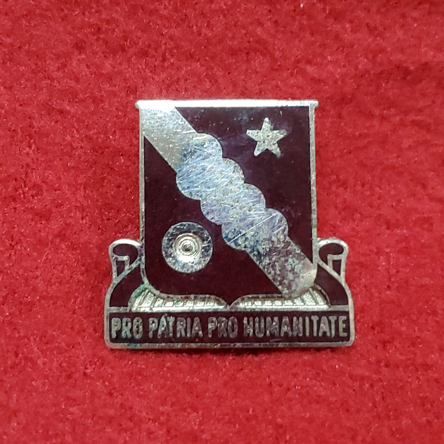VINTAGE US 34th Medical Brigade "PRO PATRIA PRO HUMANITATE" Pin Crest DUI Unit (01o70)