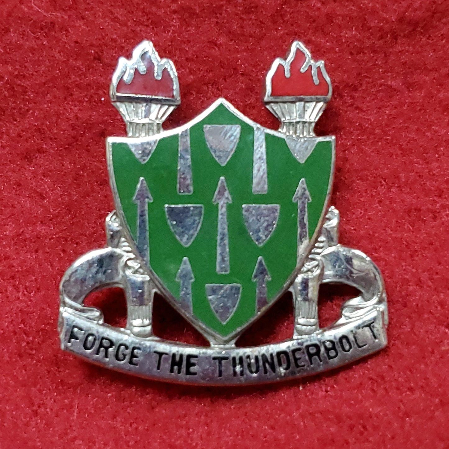 VINTAGE US Armor School "FORGE THE THUNDERBOLT" Pin Crest DUI Unit (01o73)