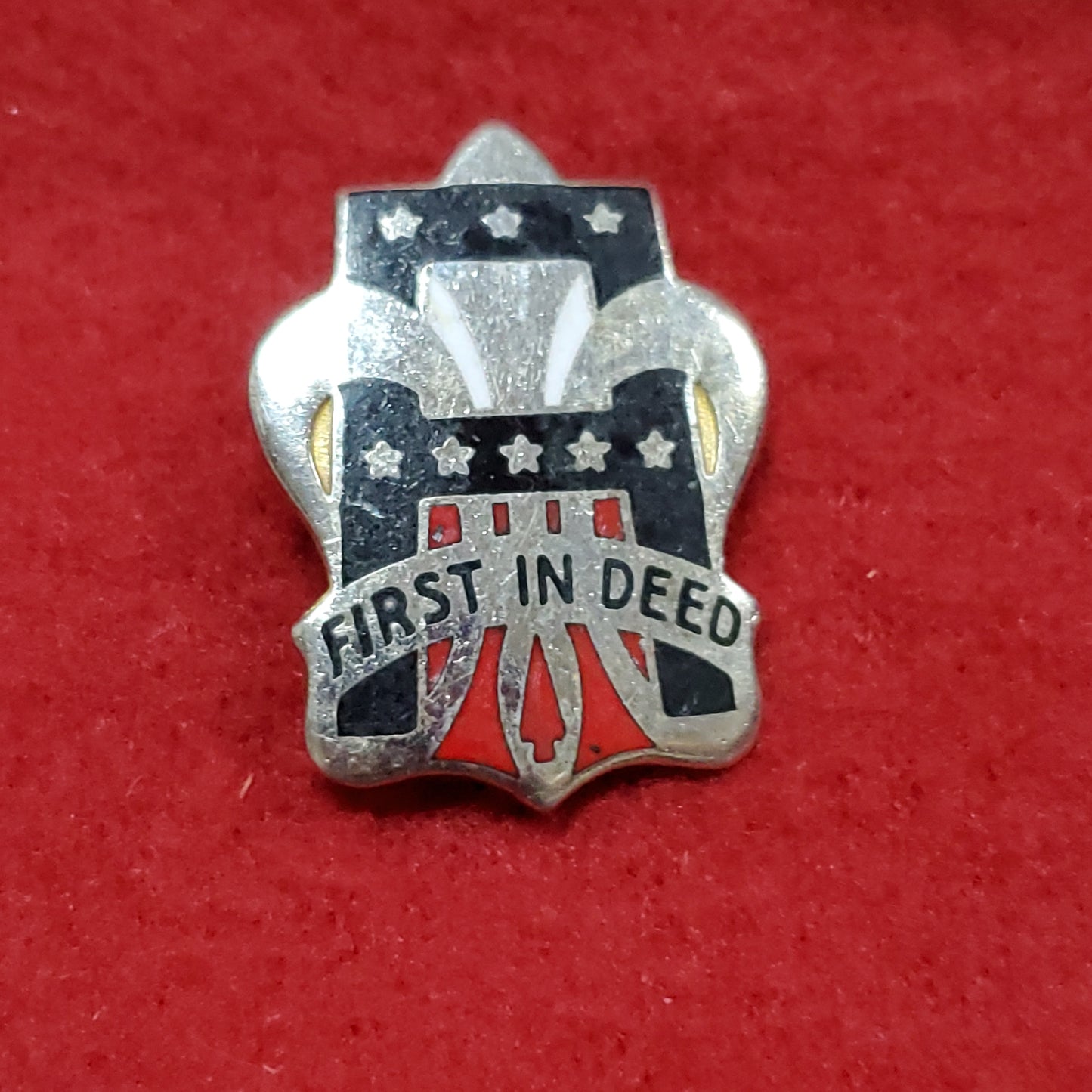VINTAGE US 1st Army "FIRST IN DEED" Pin Crest DUI Unit (01o78)
