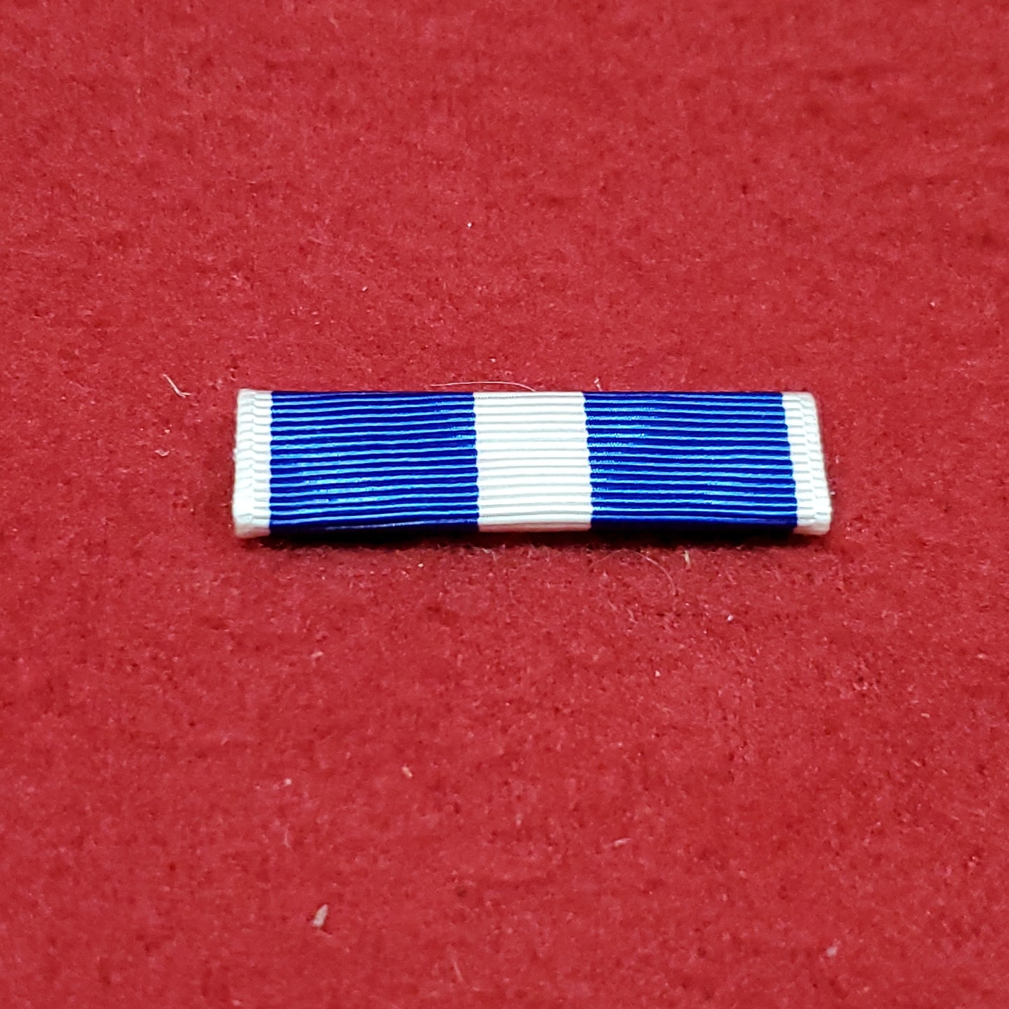 VINTAGE US Army NATO KOSOVO Ribbon Lapel Bar Pin Crest DUI (01o147)