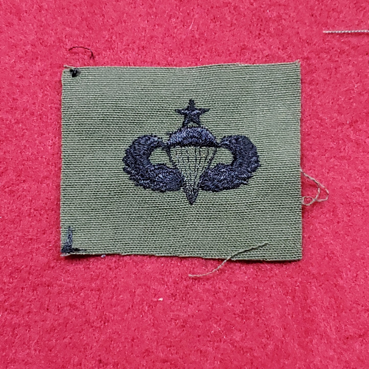 US Army SENIOR PARACHUTIST JUMP WINGS Badge Sew On Subdued OD Black (bu05-jmp2)