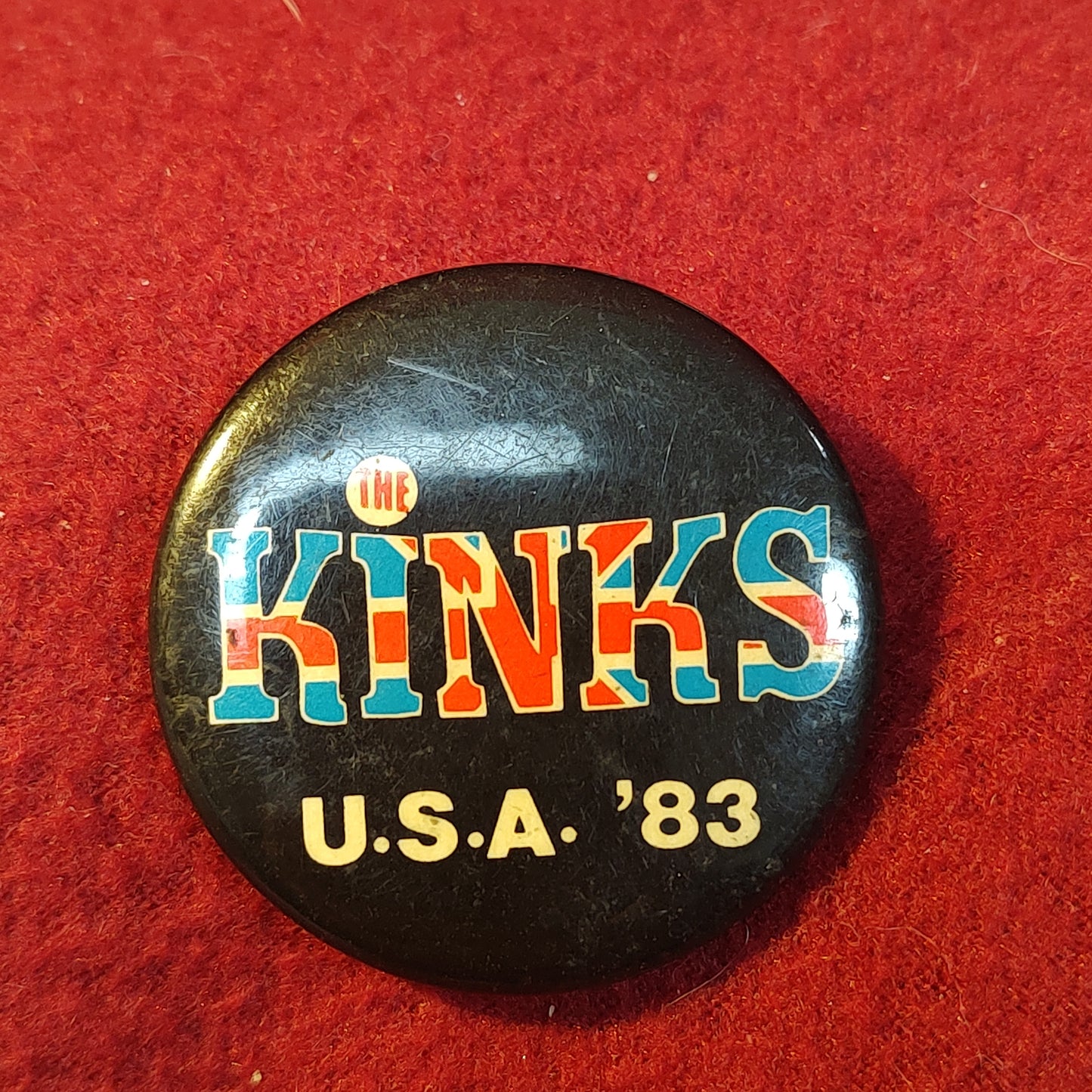 VINTAGE THE KINKS USA 1983 PIN (06o168)