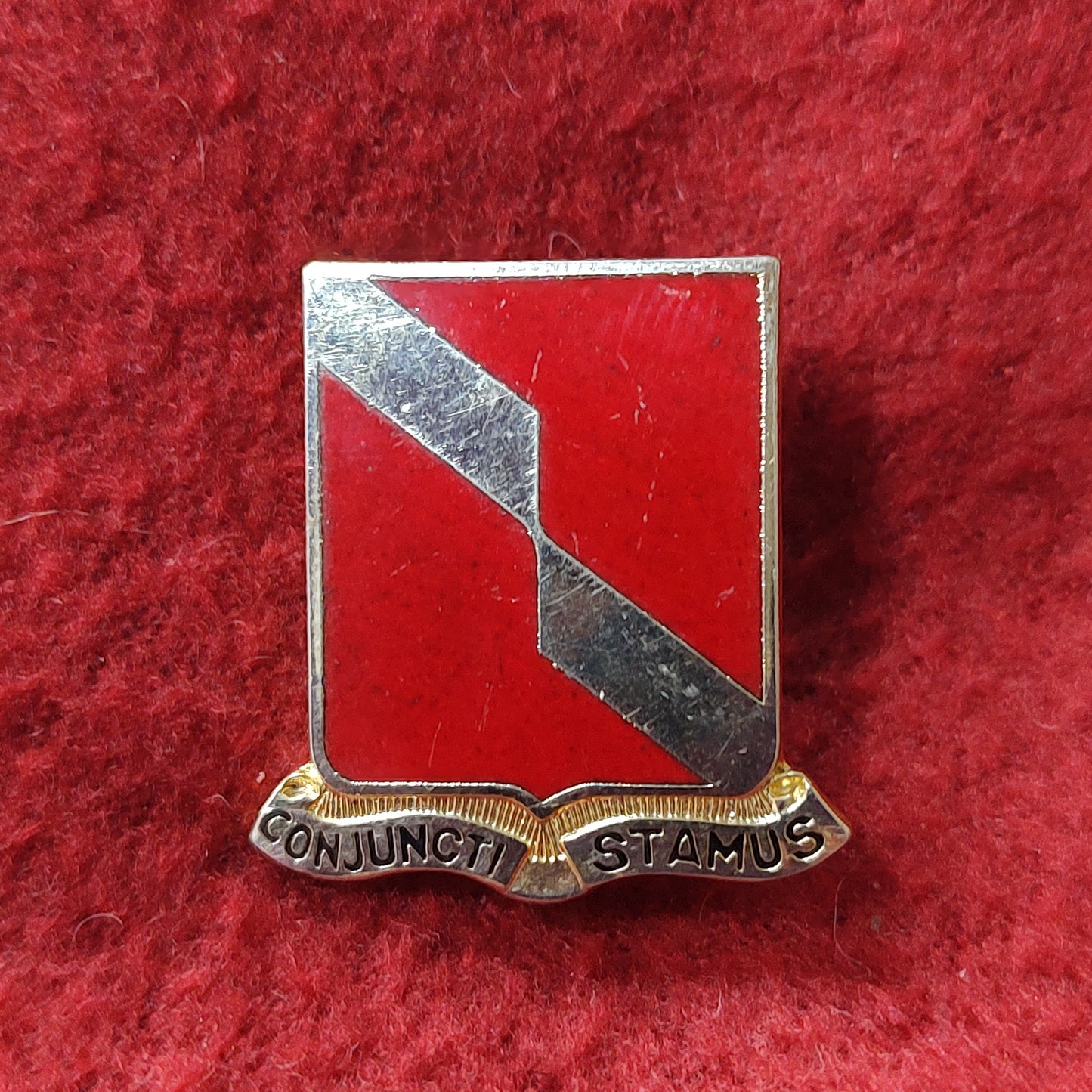 VINTAGE US Army 27th FIELD ARTILLERY Unit Crest Pin (11o9)