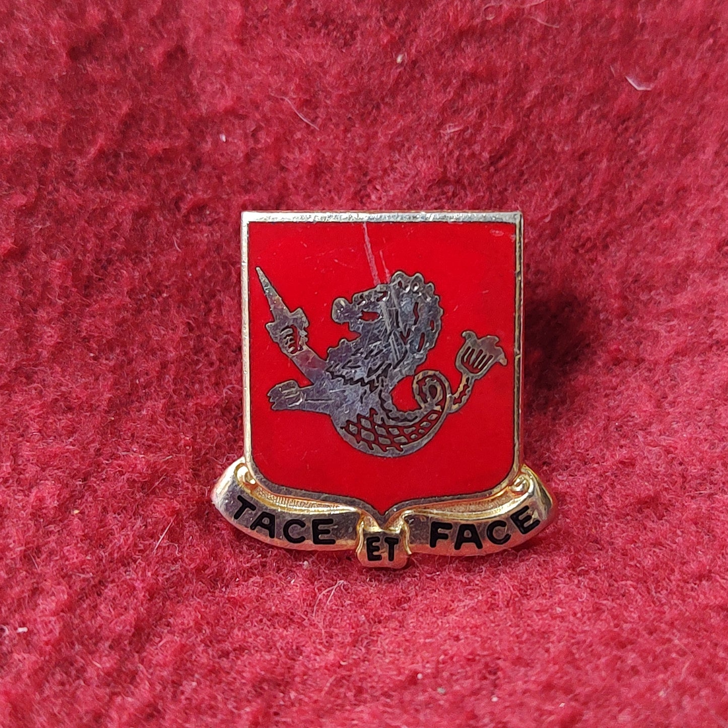 VINTAGE US Army 25th FIELD ARTILLERY Unit Crest Pin (11o20)