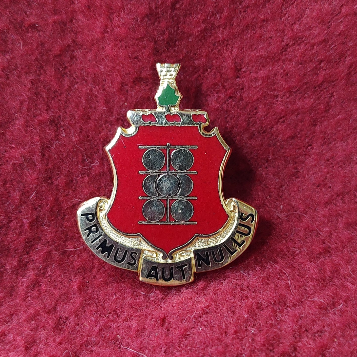 VINTAGE US Army 1st FIELD ARTILLERY Unit Crest Pin (11o21)