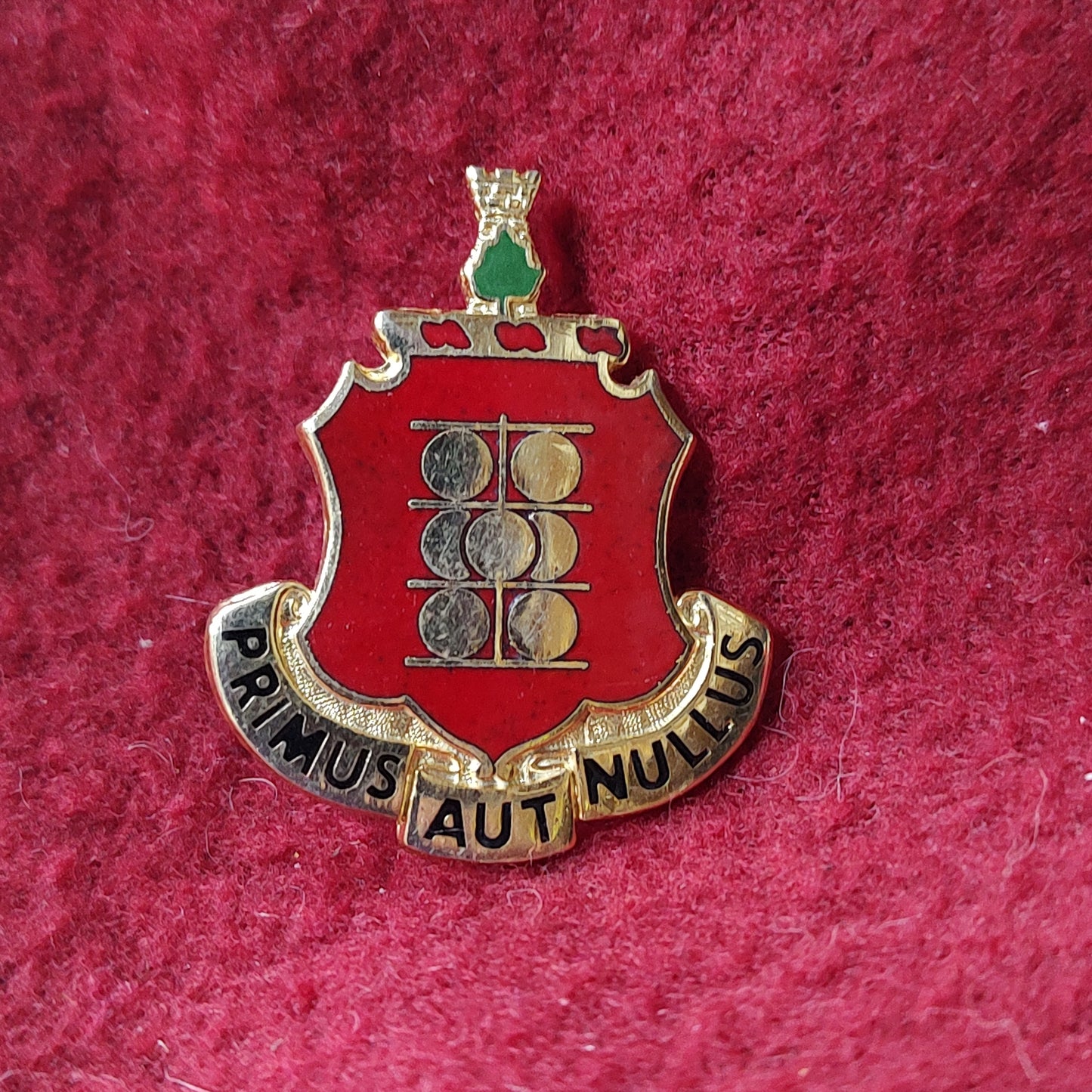 VINTAGE US Army 1st FIELD ARTILLERY Unit Crest Pin (11o24)