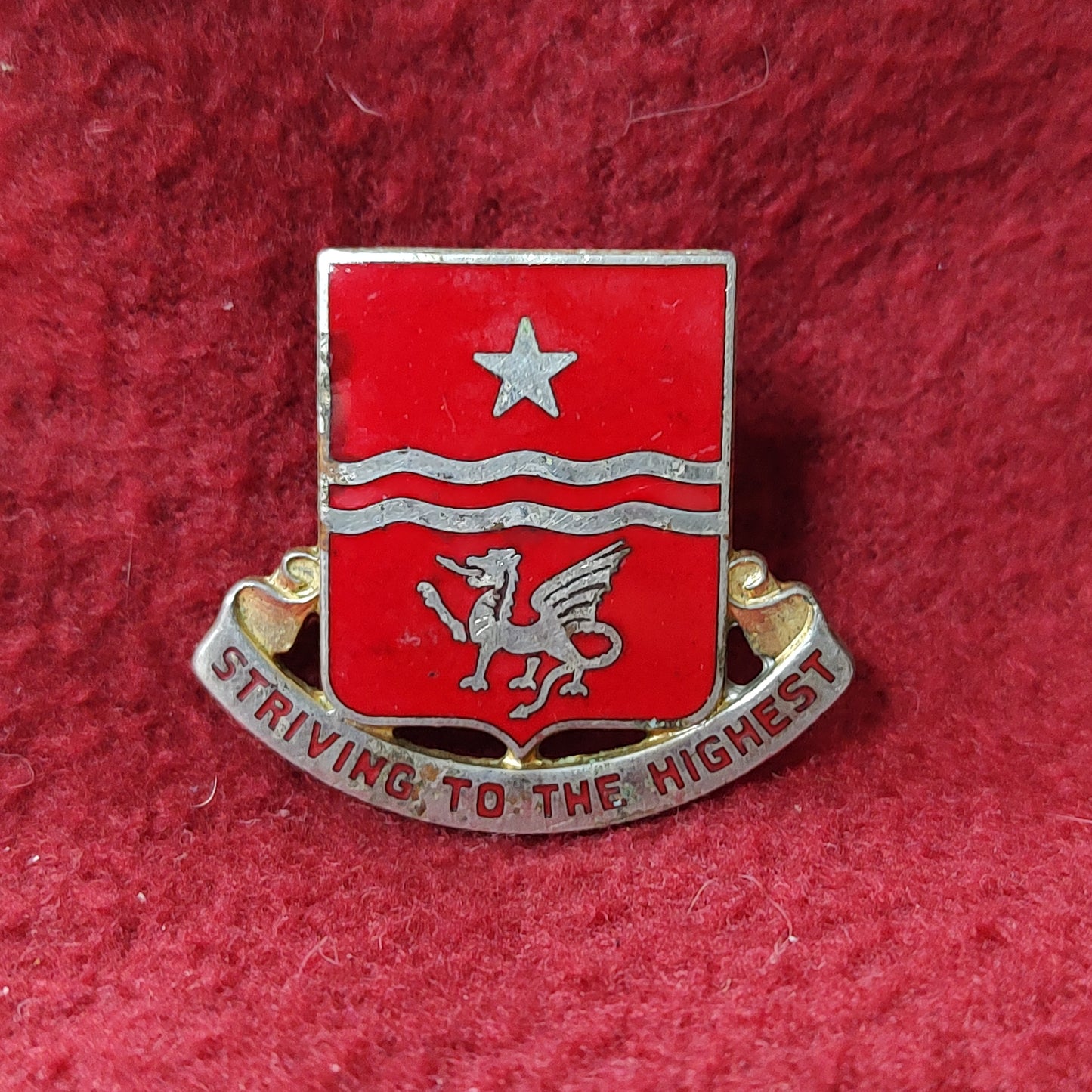 VINTAGE US Army 30th FIELD ARTILLERY Unit Crest Pin (11o38)