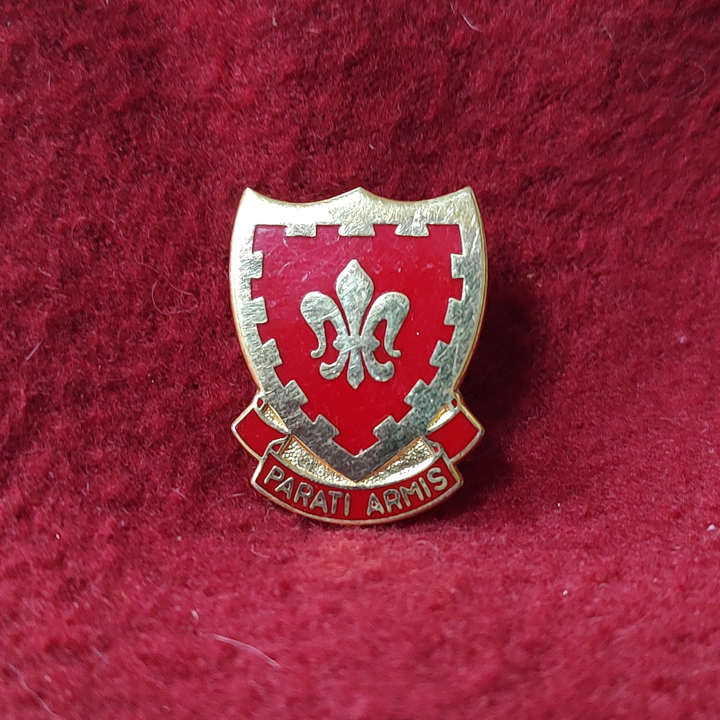 VINTAGE US Army 117th FIELD ARTILLERY Unit Crest Pin (11o44)