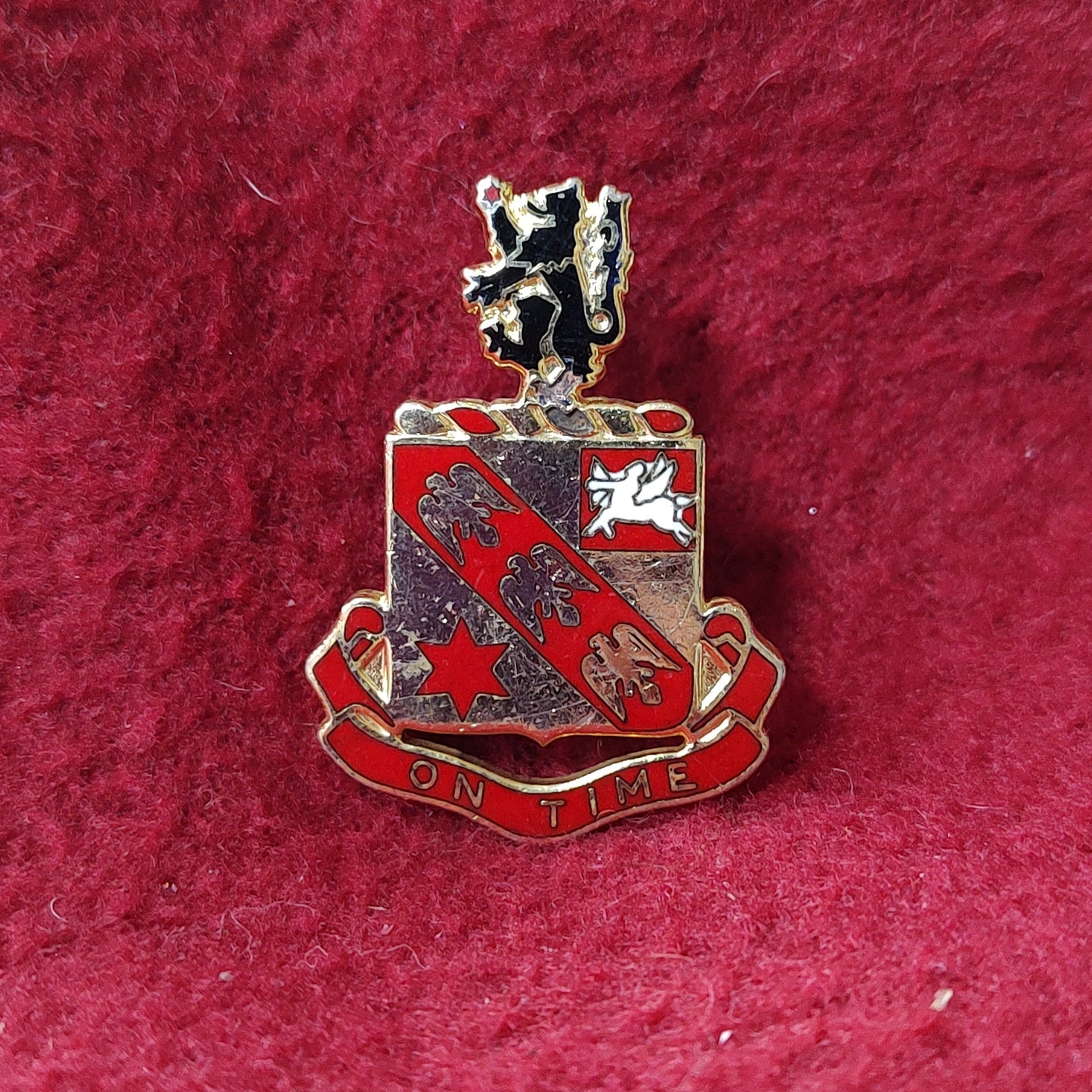 VINTAGE US Army 11th FIELD ARTILLERY Unit Crest Pin (11o51)