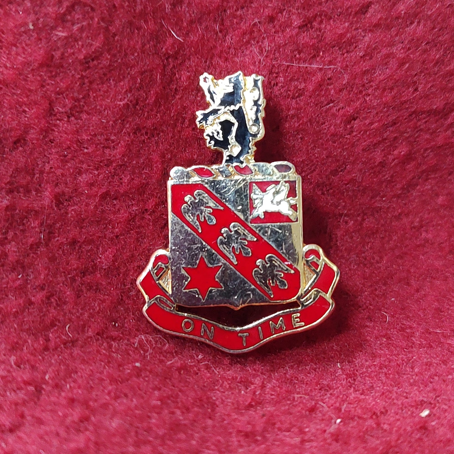 VINTAGE US Army 11th FIELD ARTILLERY Unit Crest Pin (11o52)