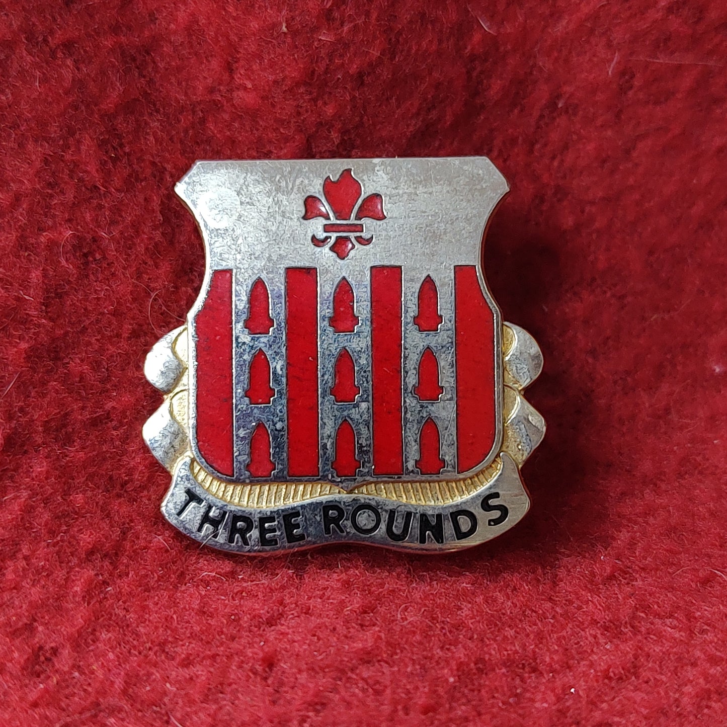 VINTAGE US Army 33rd FIELD ARTILLERY Unit Crest Pin (11o54)