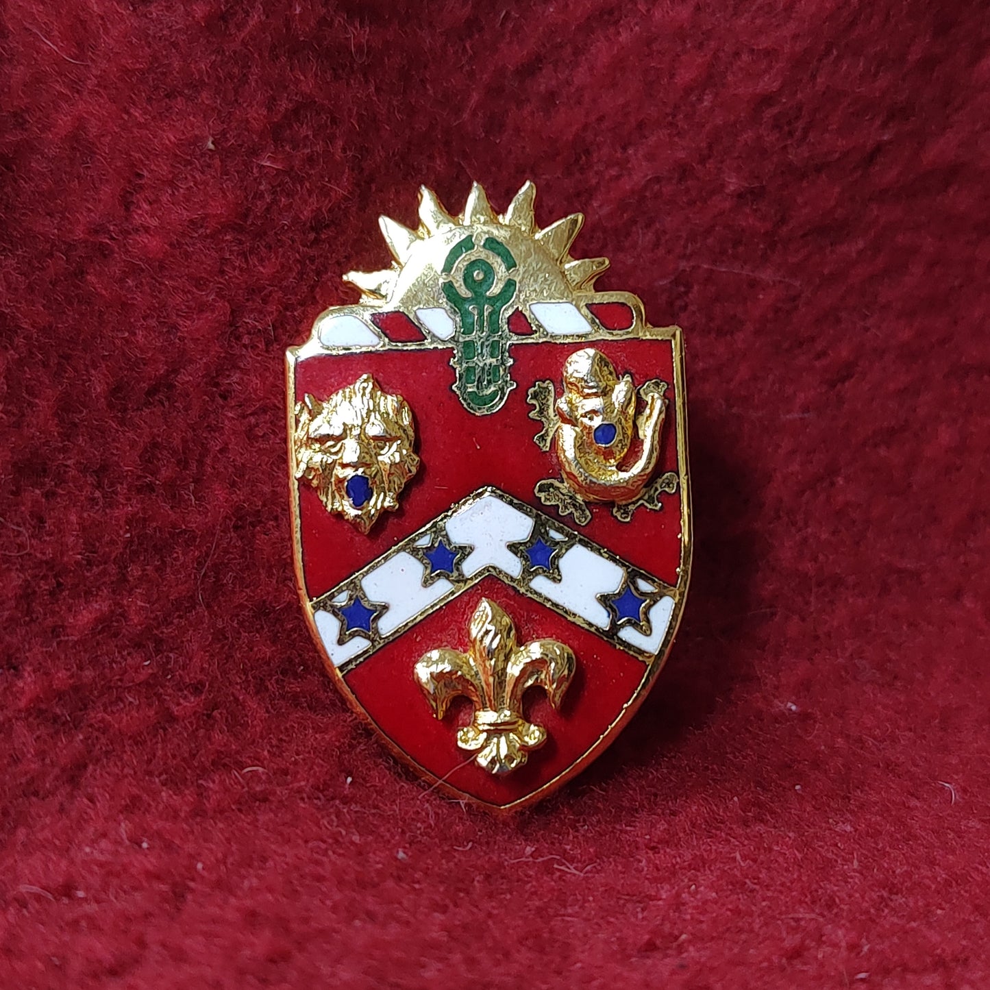 VINTAGE US Army 3rd FIELD ARTILLERY Unit Crest Pin (11o57)