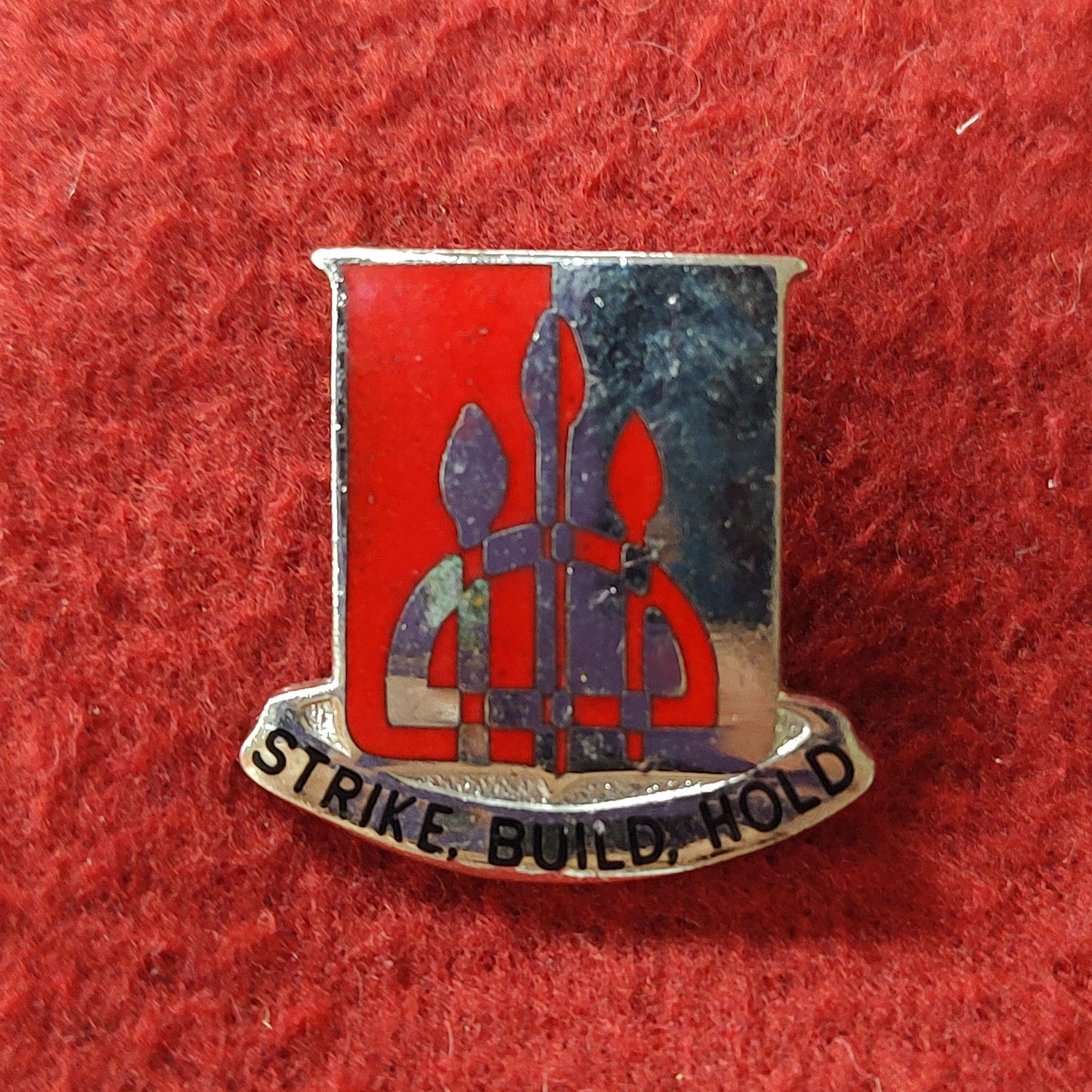 VINTAGE Army 983rd ENGINEER BATTALION
Unit Crest Pin (11o96)