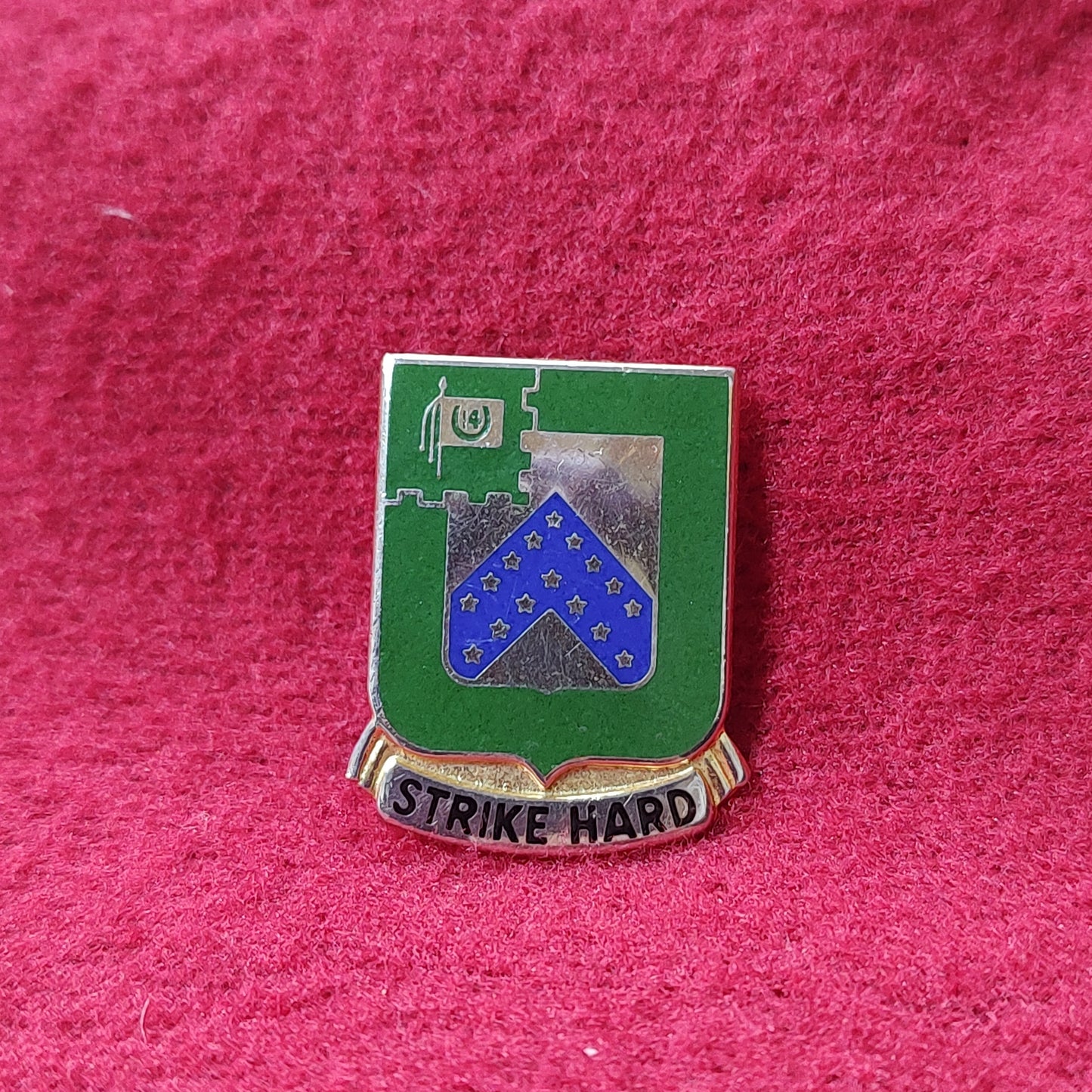 VINTAGE Army 16th CAVALRY REGIMENT
Unit Crest Pin (11o102)