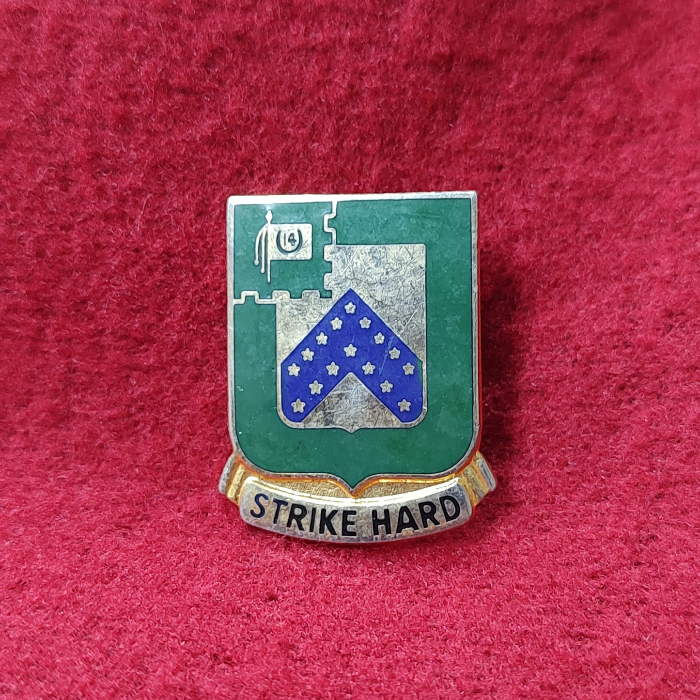 VINTAGE Army 16th CAVALRY REGIMENT
Unit Crest Pin (11o104)