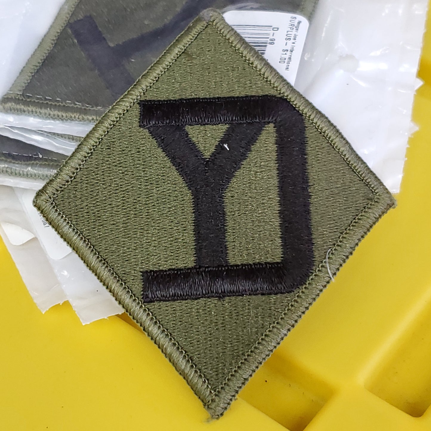 VINTAGE US Army 26TH INFANTRY DIVISION Patch Sew On Subdued OD Black (1odp3)