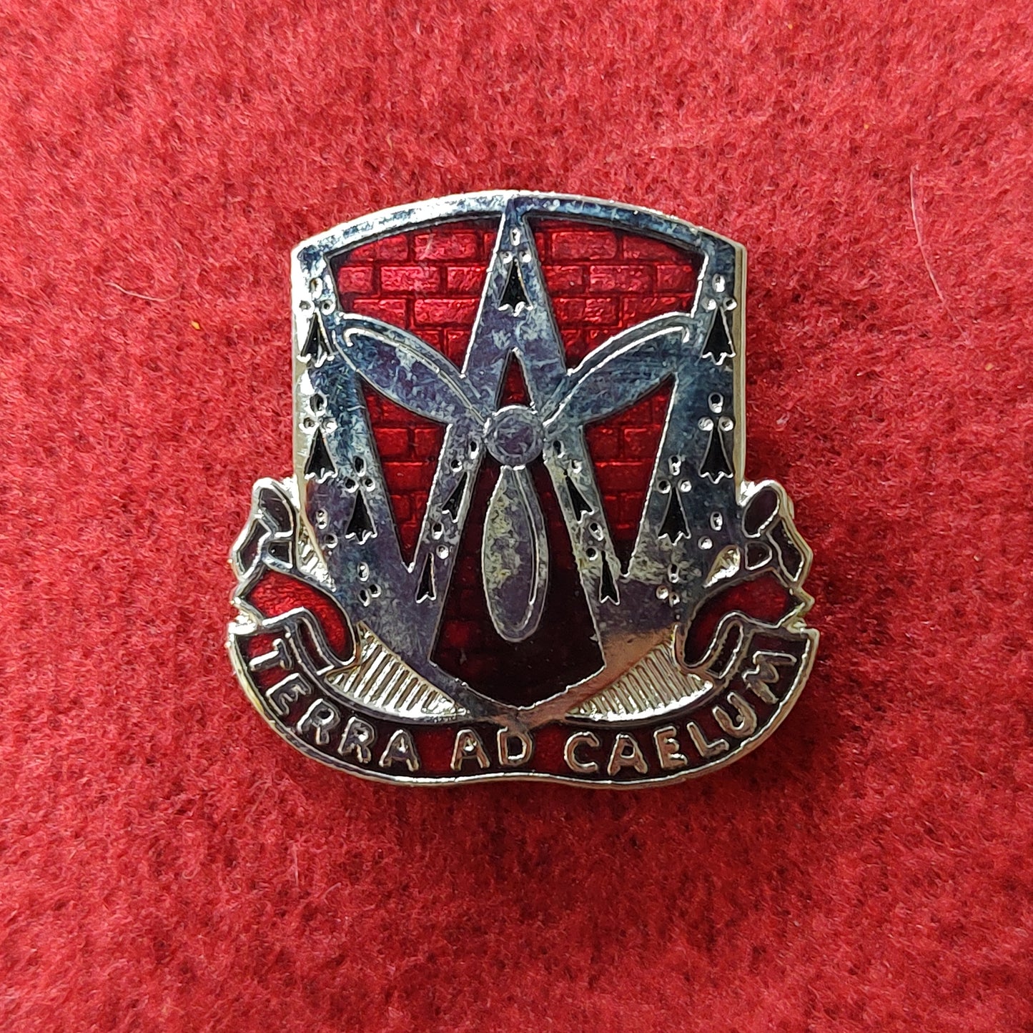 VINTAGE US Army 844th ENGINEER BATTALION Unit Crest Pin (02CR20)