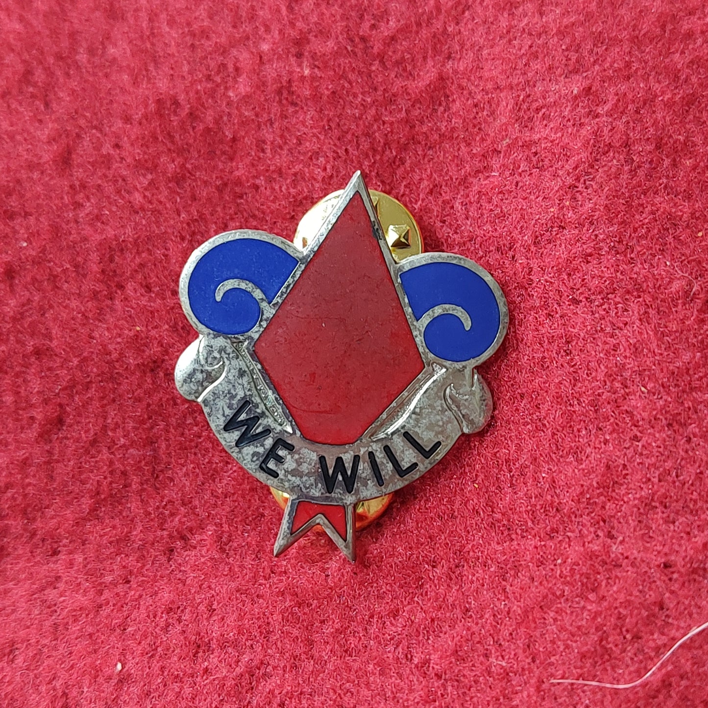 VINTAGE US Army 5th INFANTRY Unit Crest Pin (02CR22)