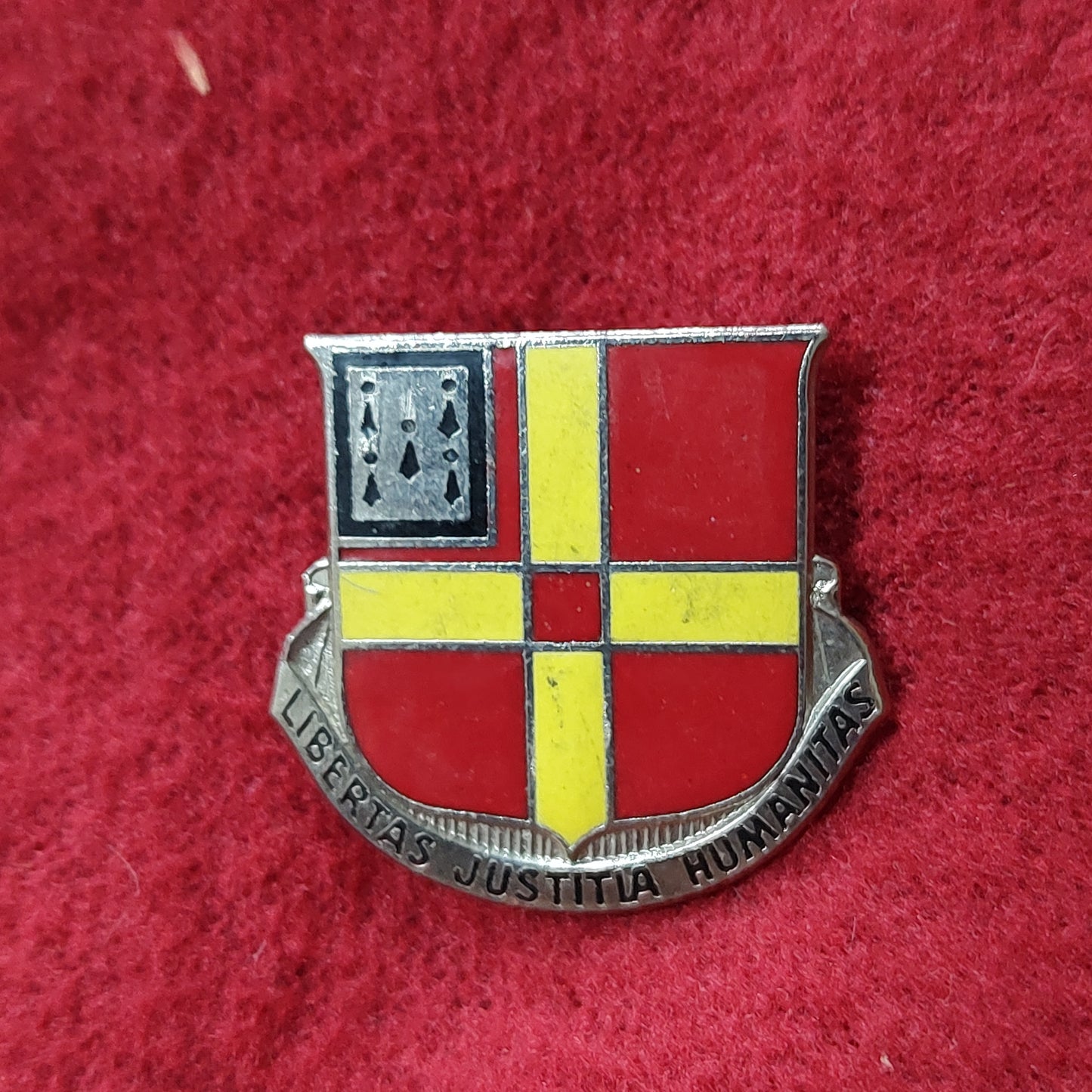 VINTAGE Army 81st FIELD ARTILLERY Unit Crest Pin (02CR60)